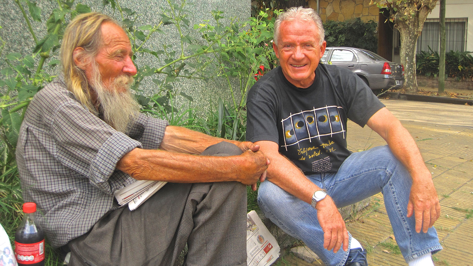 Vicente junto a Julio Lagos, también vecino del barrio