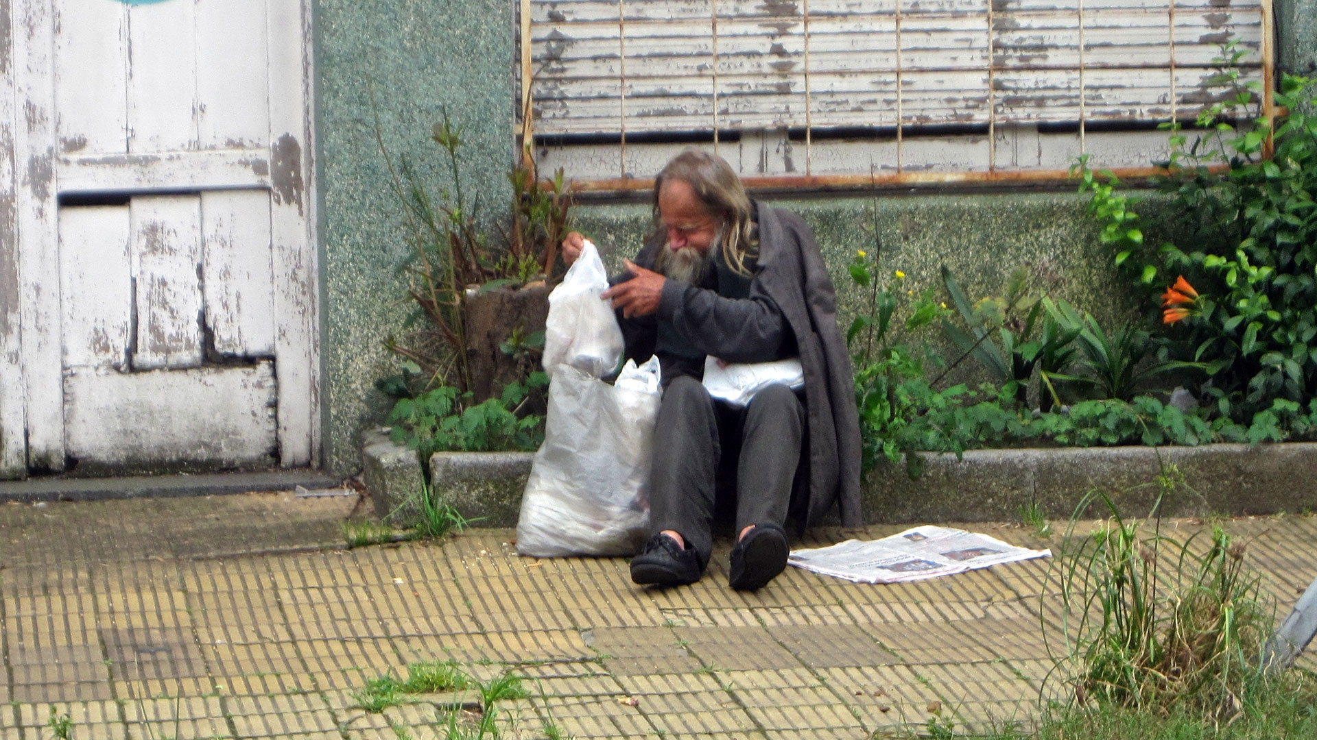 No pide. Sobre todo eso, no pide. Al contrario, hay cientos de historias de situaciones en las que se le quiso dar ropa, comida o dinero, y él educadamente rehusó la oferta