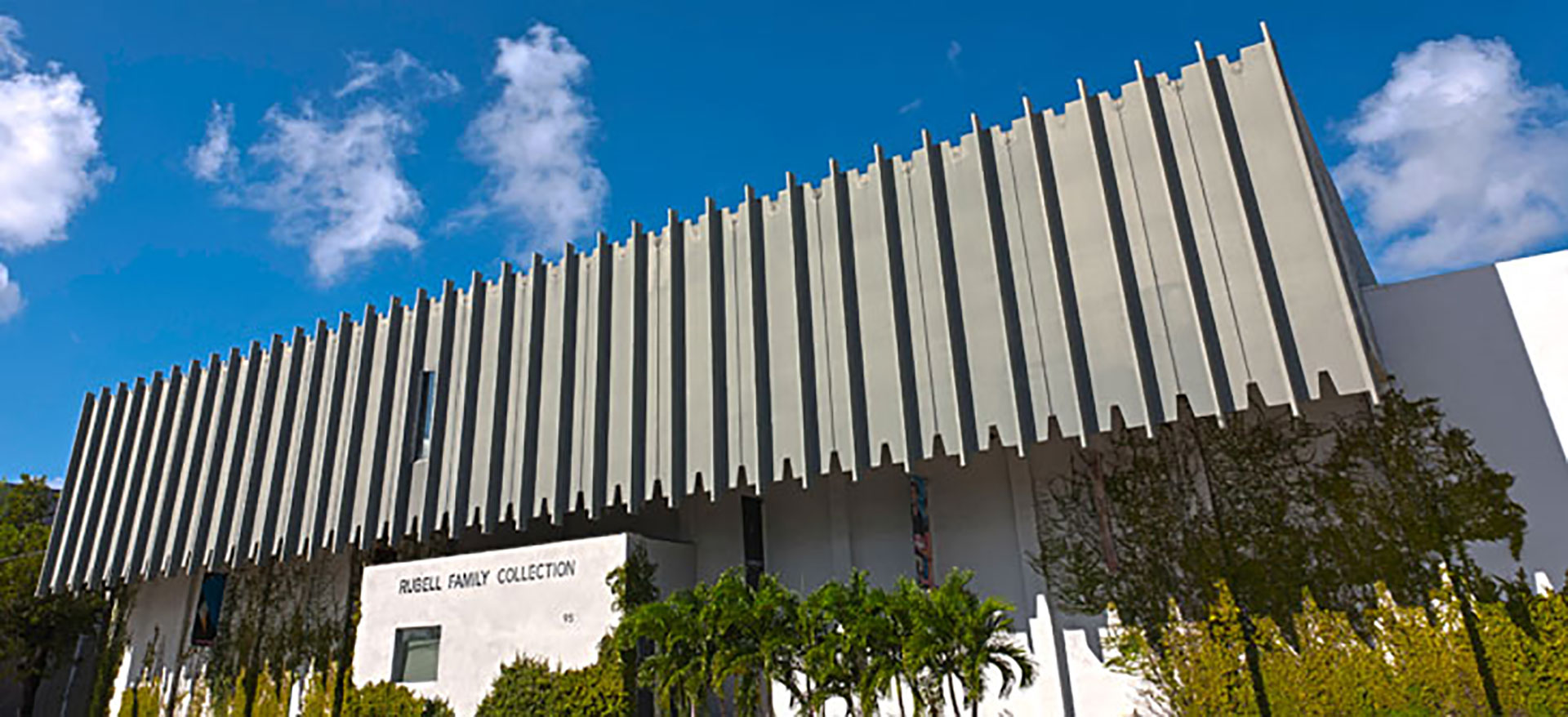 Rubell Family Collection está ubicada en la antigua Oficina de la Lucha contra las Drogas (DEA) posee una invaluable colección de obras de reconocidos artistas, como Andy Warhol, Jean Michel Basquiat y Damian Hirst, además de jóvenes emergentes