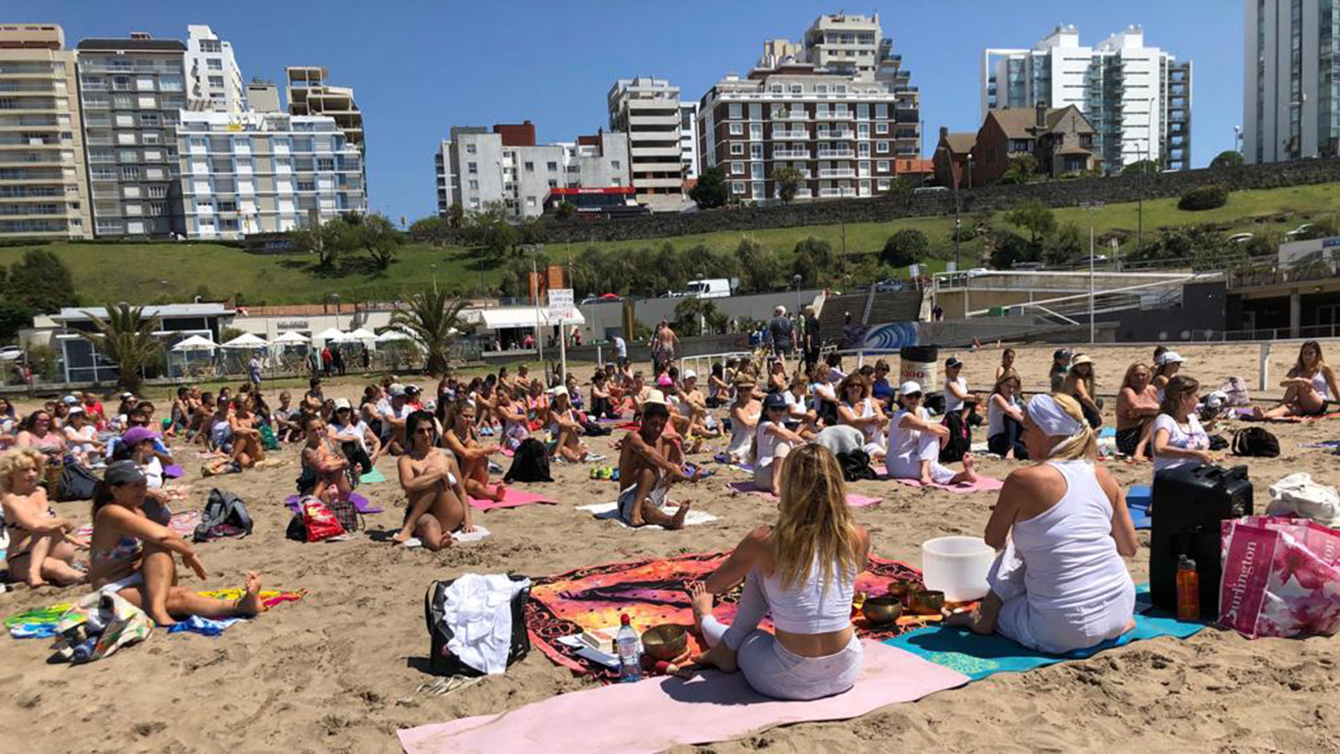 Clases de yoga gratuitas y multitudinarias a orillas del mar Perfil