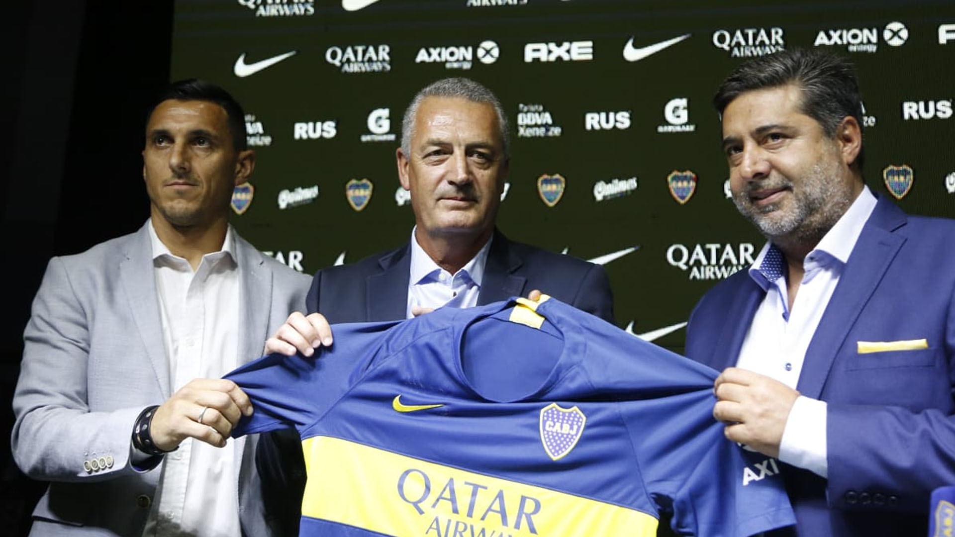 Alfaro posa con la camiseta, escoltado por Nicolás Burdisso y Daniel Angelici (Foto: Nicolás Aboaf)