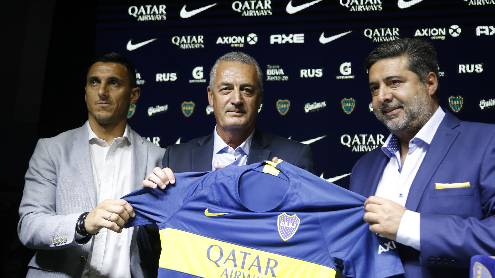 Alfaro, con la camiseta de Boca, acompañado por Burdisso y Angelici (Foto: Nicolás Aboaf)