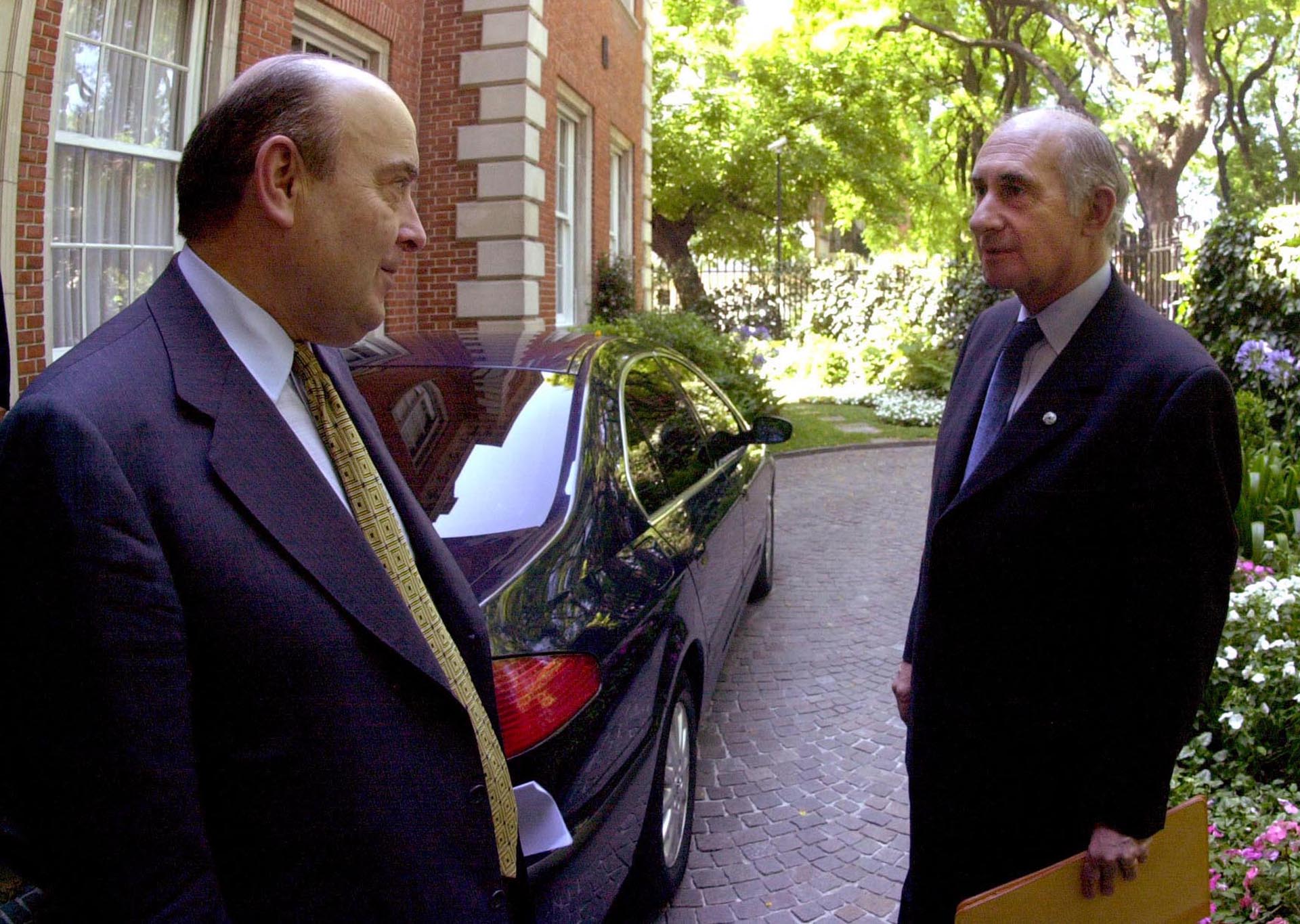Otra imagen junto a Cavallo: ante una corrida bancaria, el entonces Ministro de Economía instauró una medida conocida como Corralito, que consistió en limitar los retiros en efectivo