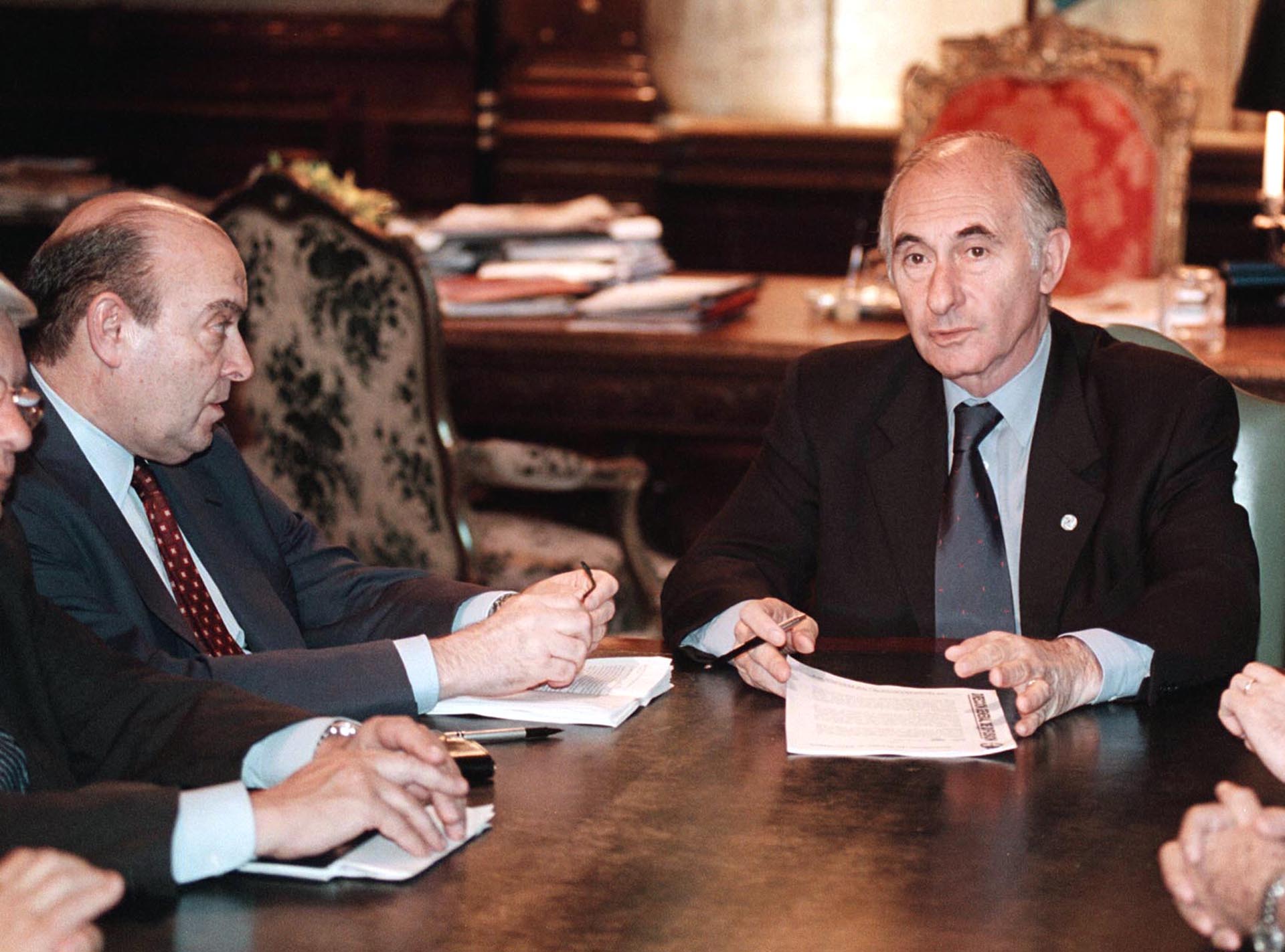 Junto al ministro Cavallo, durante una reunión de Gabinete convocada de urgencia