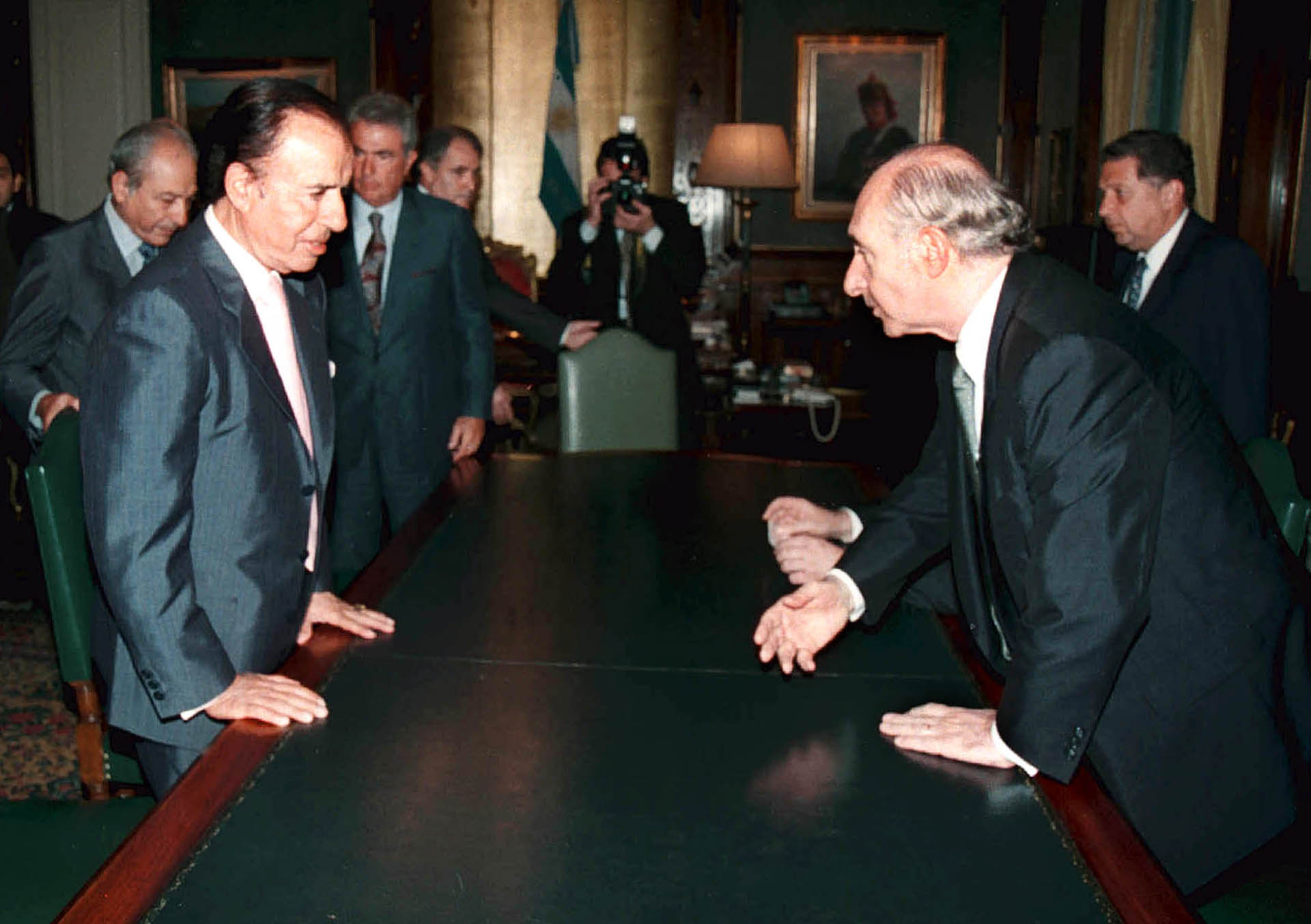 Peronistas y radicales. El ex presidente Carlos Menem y una visita al entonces mandatario Fernando De la Rúa