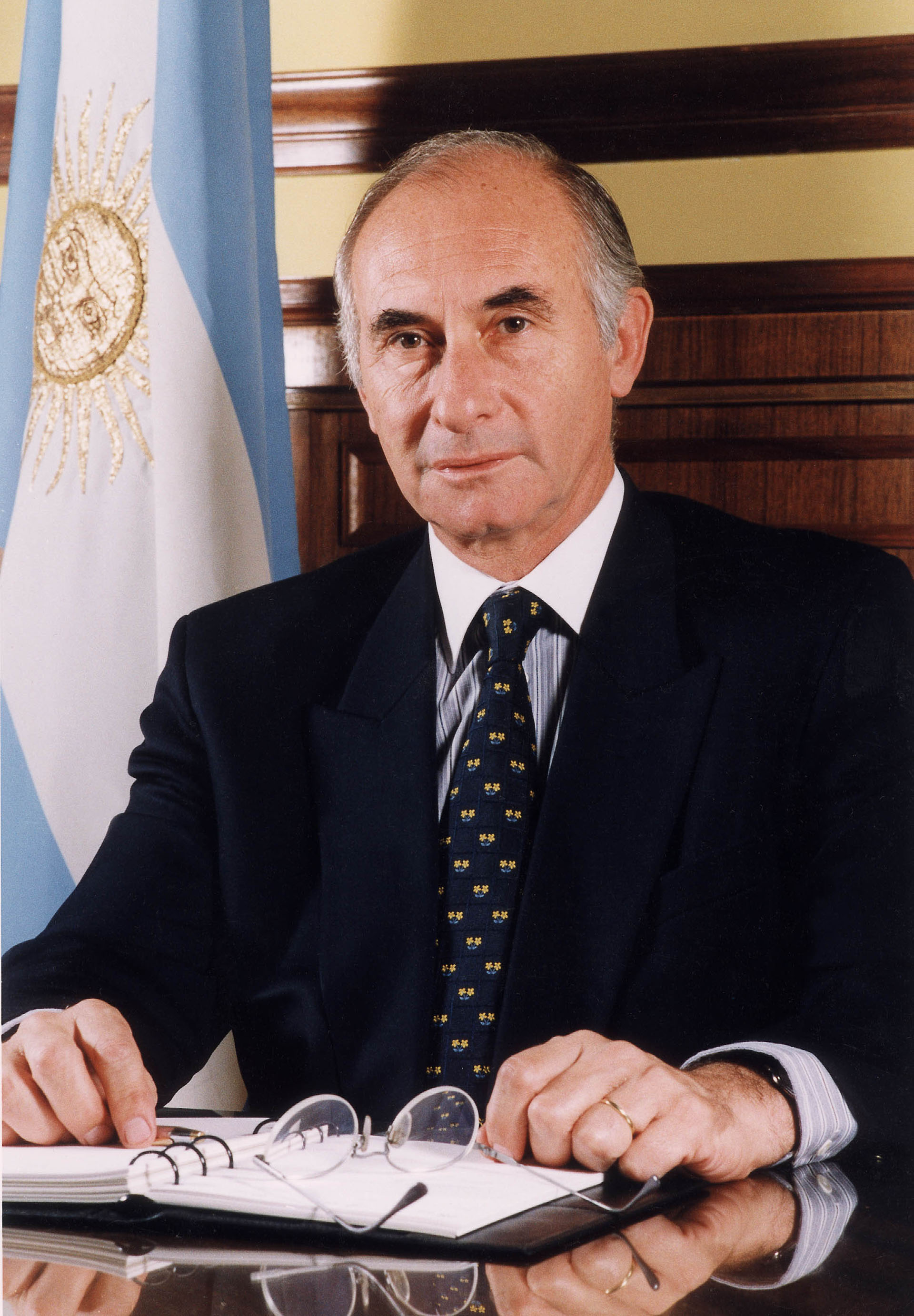 En diciembre de 1999 se convirtió en el cuarto presidente democrático de la Argentina desde el fin de la dictadura en 1983. Antes trabajó como abogado, legislador y senador