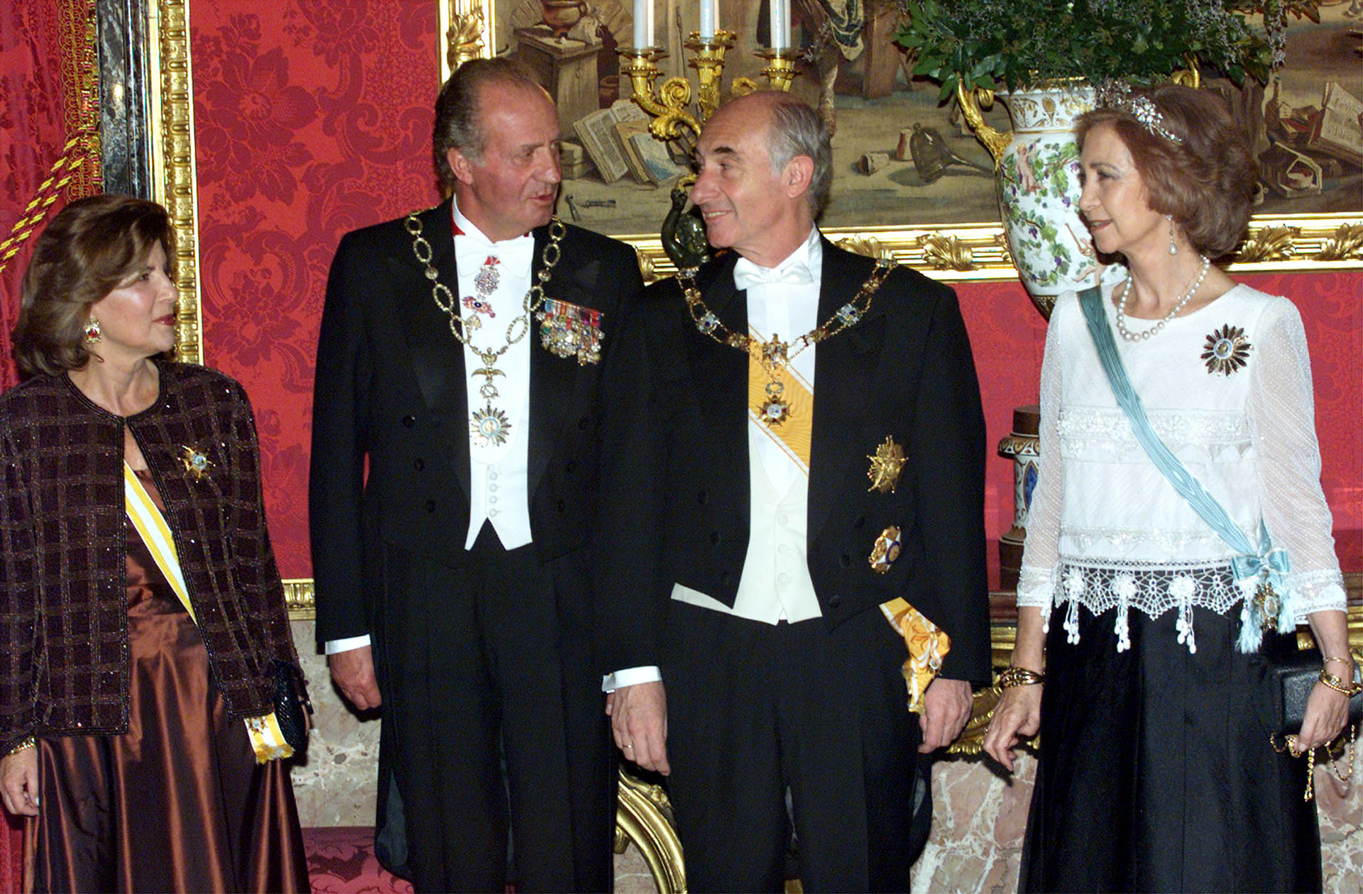 Con el rey Juan Carlos de España. De la Rúa asumió como presidente el 10 de diciembre de 1999 y renunció el 21 de diciembre de 2001 en medio de una grave crisis social, económica y política sin precedentes