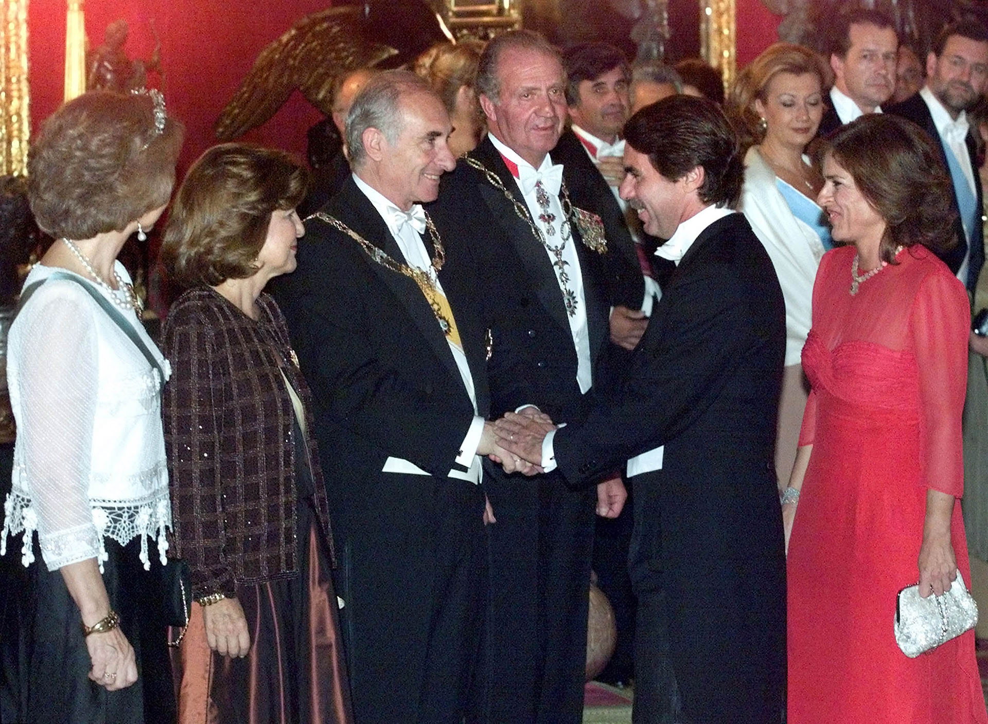 Año 2000, Madrid. De La Rua y la primera dama Inés Pertiné saludan al primer ministro español José María Aznar, ante la mirada del rey Juan Carlos y la reina Sofía