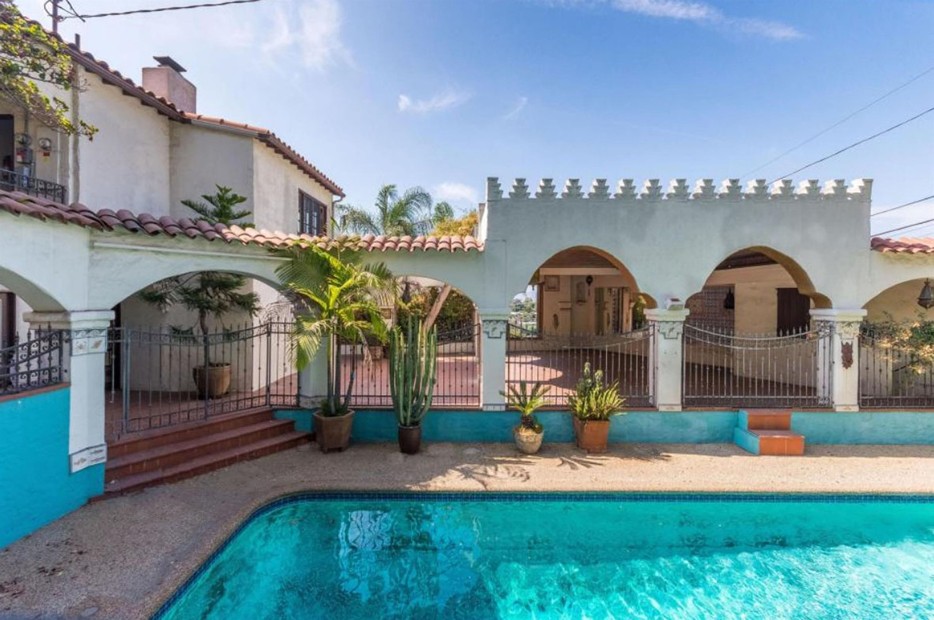 La mansión, ubicada en Los Ángeles, cuenta con una hermosa piscina (The Grosby Group)