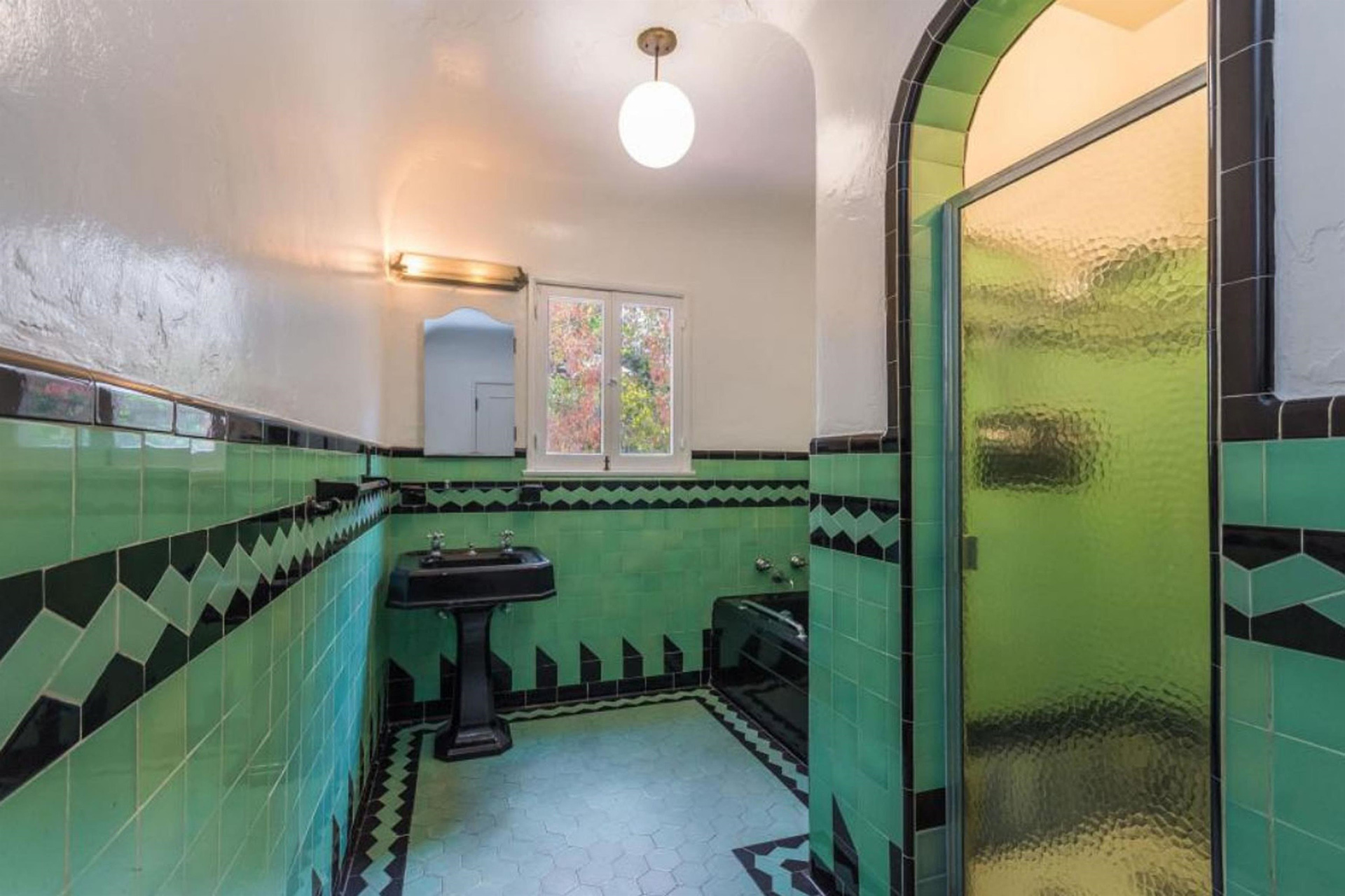 Con un estilo español, la residencia tiene hermosos azulejos de colores. (The Grosby Group)