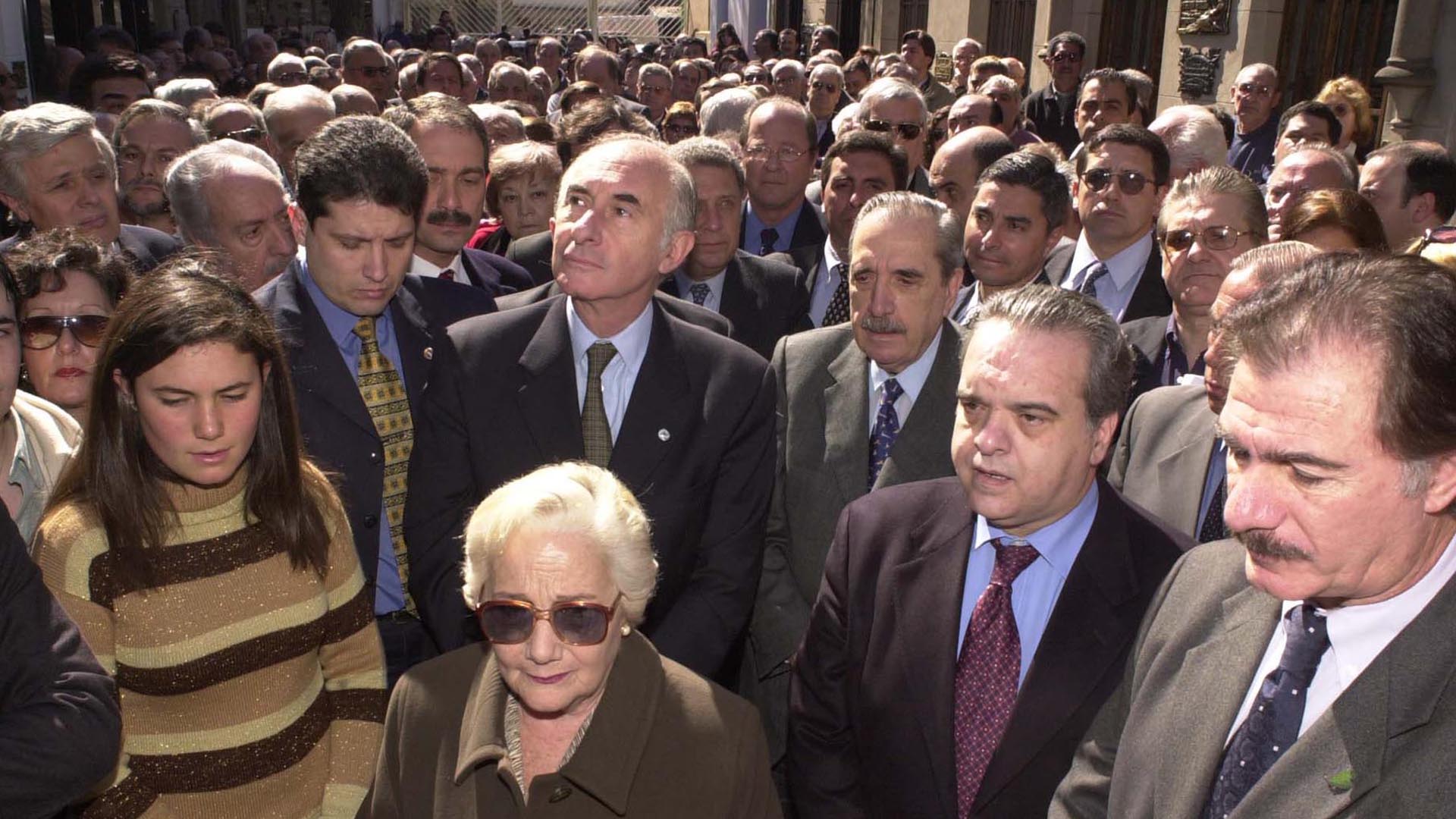 Junto al ex presidente Raúl Alfonsín, el diputado Rafael Pascual y el ex ministro Federico Storani, en el cementerio local durante el homenaje realizado al cumplirse 20 años del fallecimiento del radical Ricardo Balbin