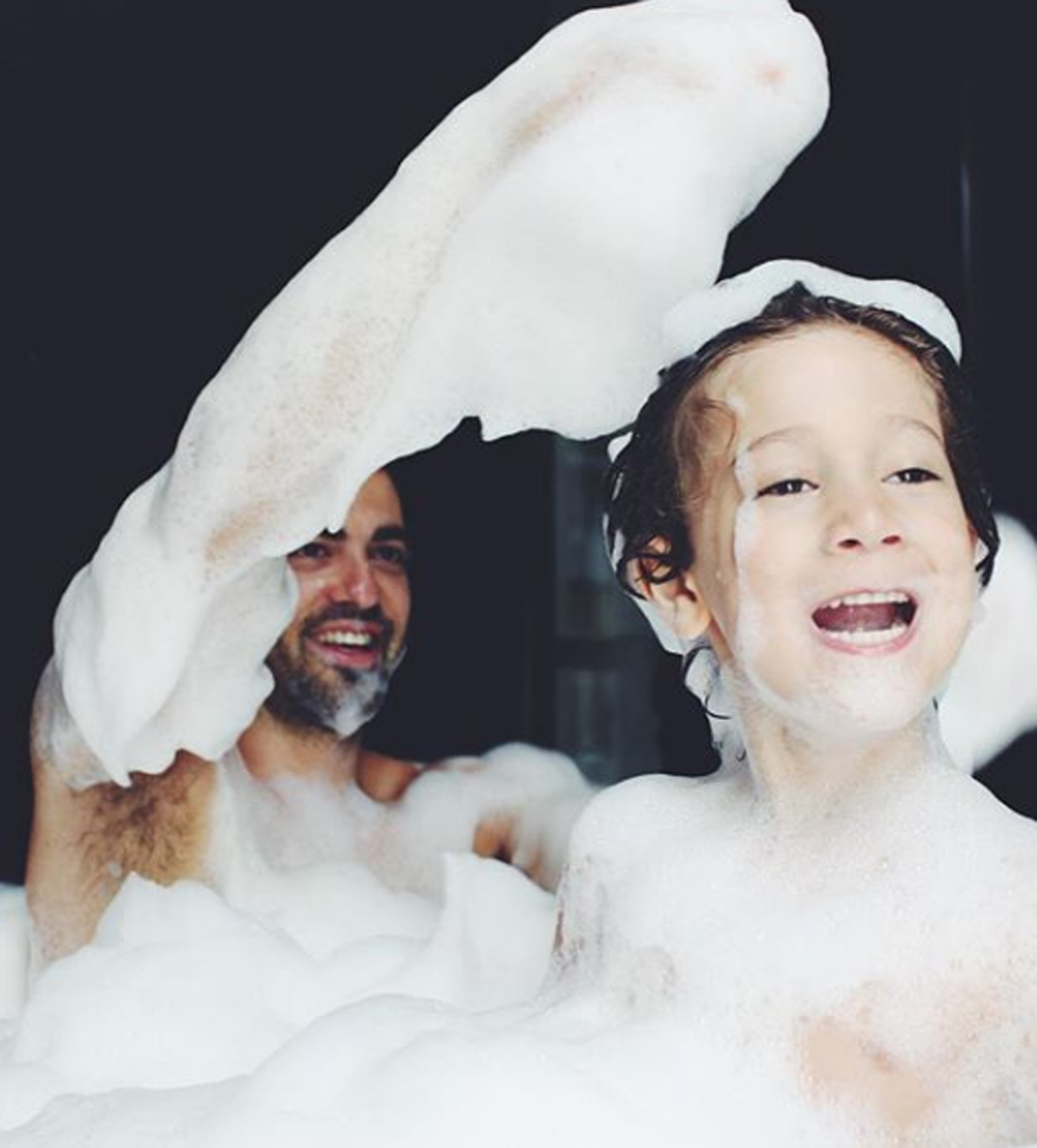 Jimena Barón publicó en Instagram fotos de su hijo Momo y su novio Mauro Caizza en un jacuzzi. La actriz fue cuestionada en la red social porque algunos seguidores sospechaban que el pequeño y el bailarín estaban sin ropa. “Mi novio no estaba desnudo”, aclaró la cantante