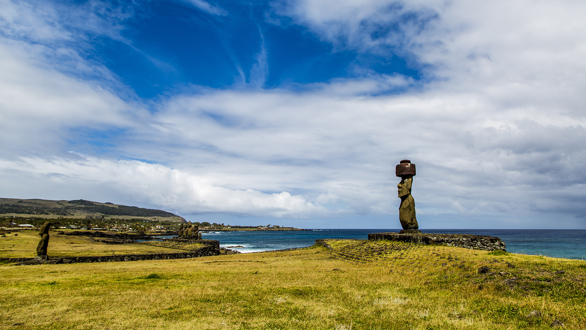 La Isla de Pascua cuenta con toda la impronta típica de esa geología: arena blanca, palmeras cocoteras, azul cielo mar sin horizonte, olas que acarician pero sigue siendo casi virgen, con escasos visitantes. Y, además, están los moais.