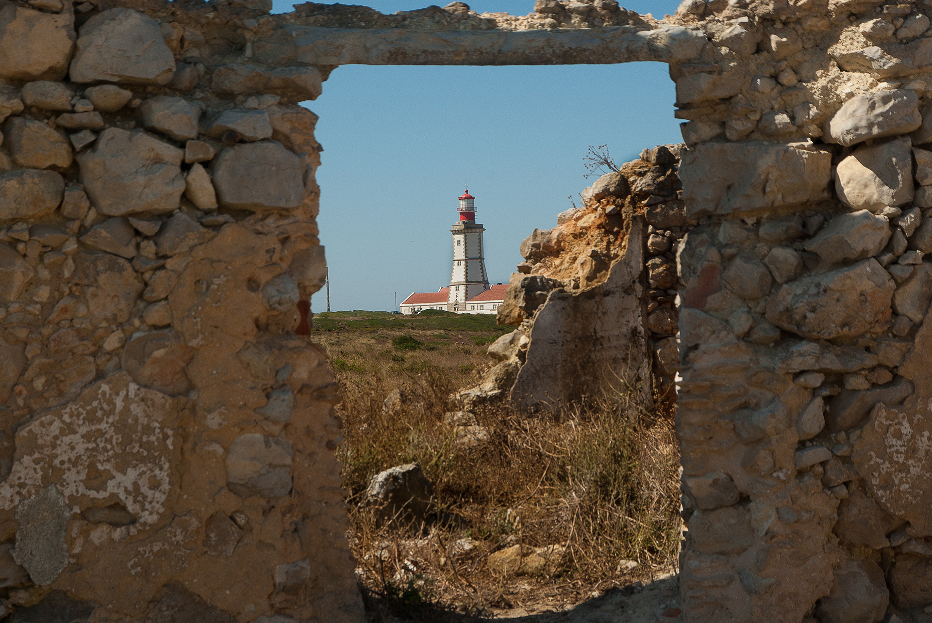 El famoso faro de Cabo Espichel del siglo XVIII y la cercana iglesia Nossa Senhora do Cabo, a solo 3 km al oeste, también son dignos de ver, al igual que las huellas de dinosaurios de 145 millones de años.