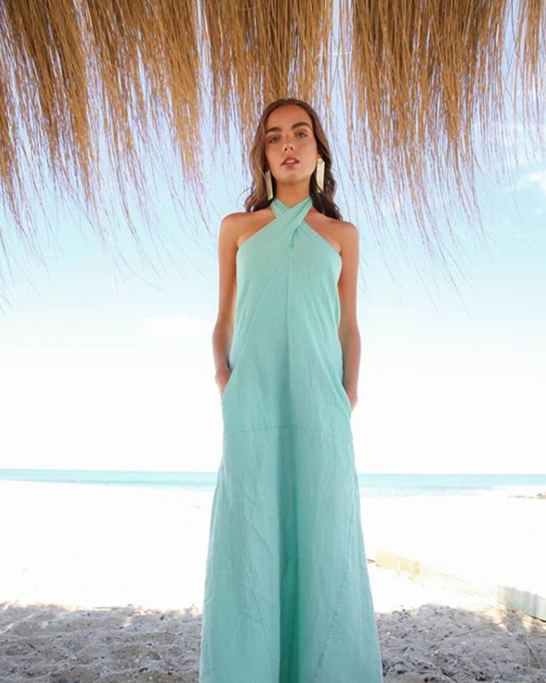 Vestidos de lino en tono aquamarina parte de la última coleccón