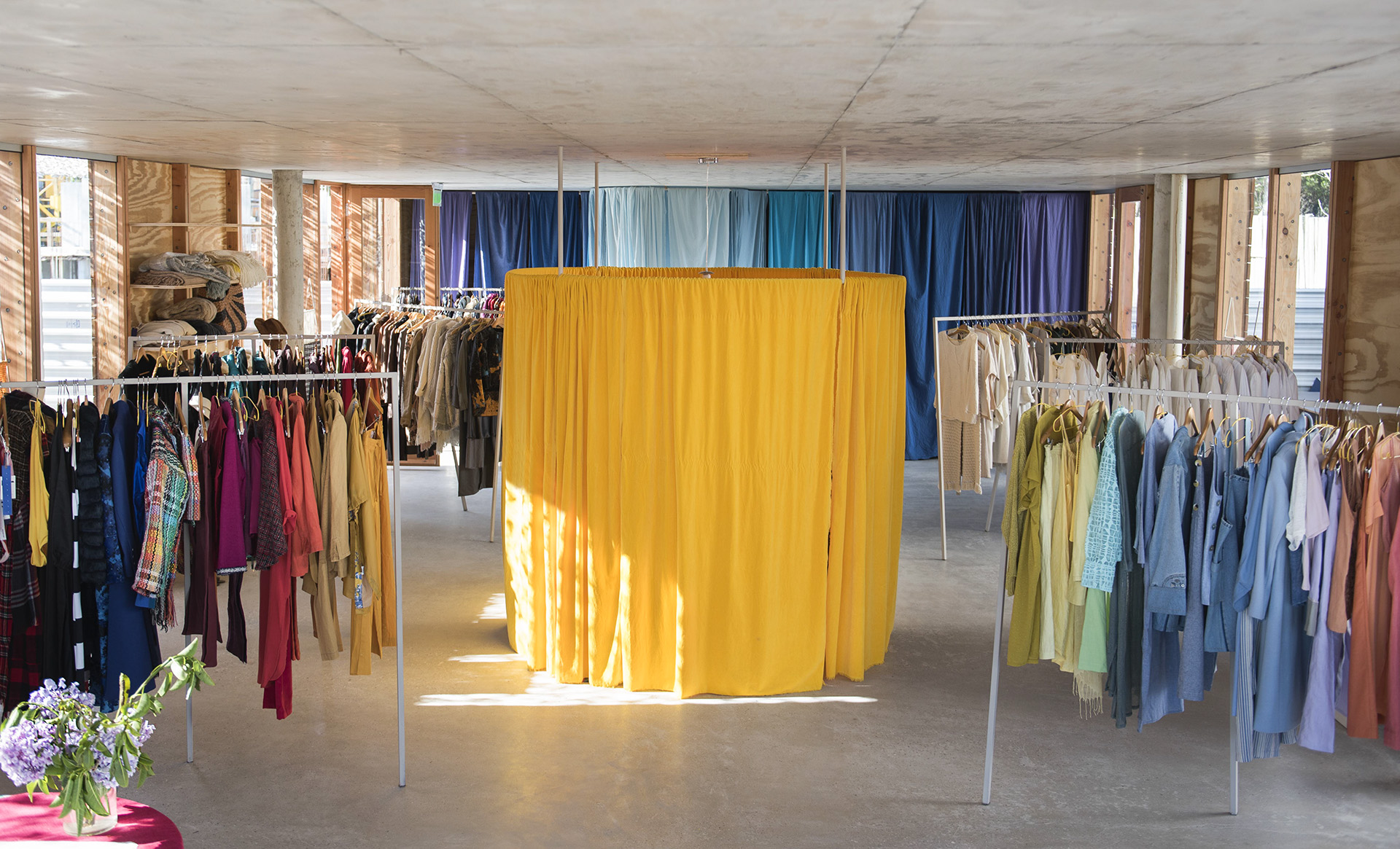 Panorama con su probador de “sol” en el centro ilumina la colección de los distintos diseñadores