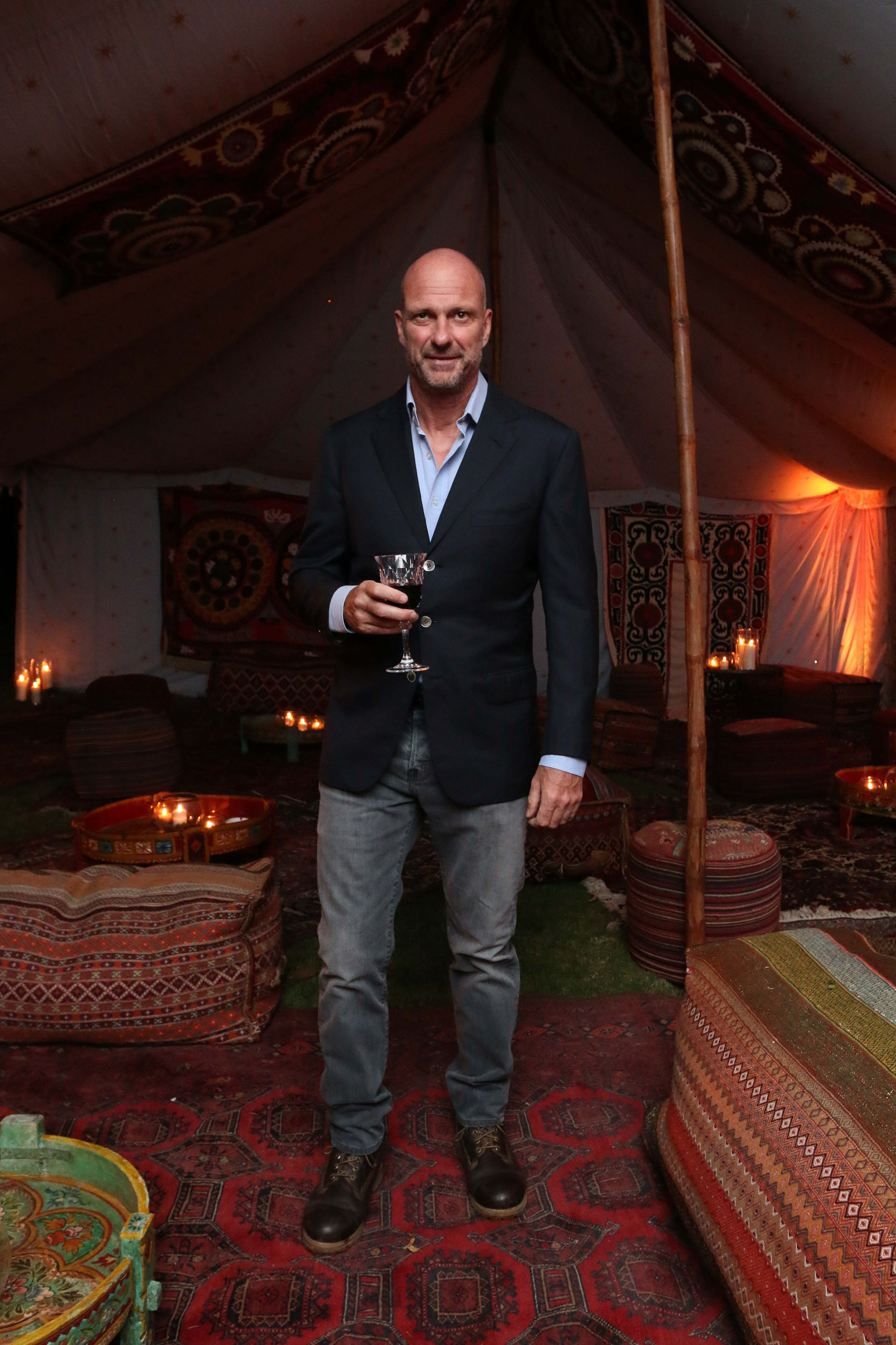 Giuseppe Cipriani en la fabulosa fiesta que se llevó a cabo en Gin Tonic, su lujosa mansión de La Barra. Alfombras persas y carpas de estilo marroquí ambientaban el gran jardín de la casa que adquirió en 1994. Iluminado por fogones, el arbolado jardín y la luz de las estrellas lograron transportar a los invitados a una noche inolvidable