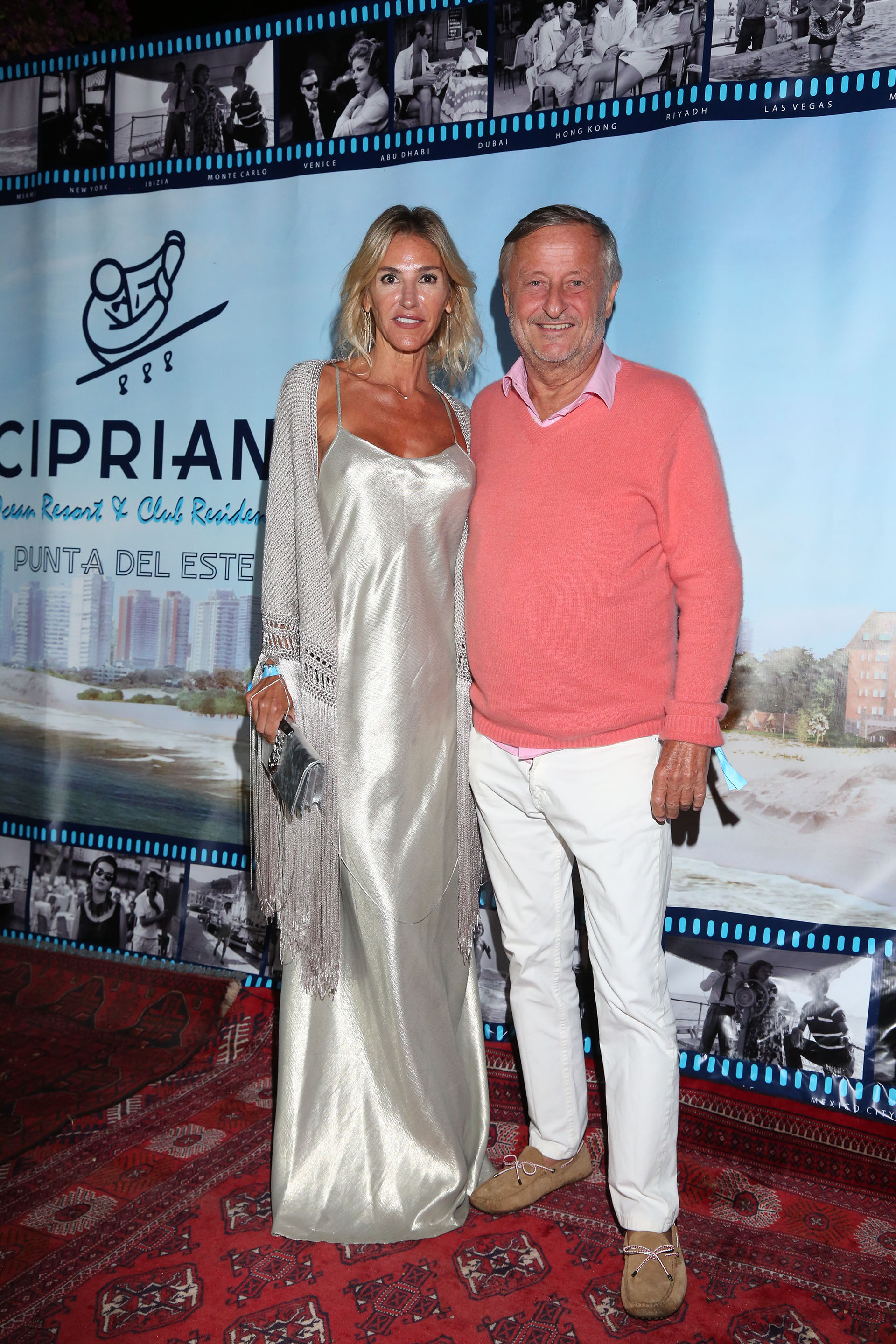 Gabriela Castellani y Cristiano Rattazzi. Sobre la gran mesa larga del comedor, se alineaban los inigualables manjares italianos que se sirven en todos los restaurantes Cipriani alrededor del mundo, entre ellos, delicias mediterráneas, pastas italianas y ensaladas coloridas y frescas. Afuera, nadie quería perderse de probar el clásico Bellini, creación emblemática de la casa, que se prepara con puré de durazno blanco y prosecco (vino espumoso italiano)