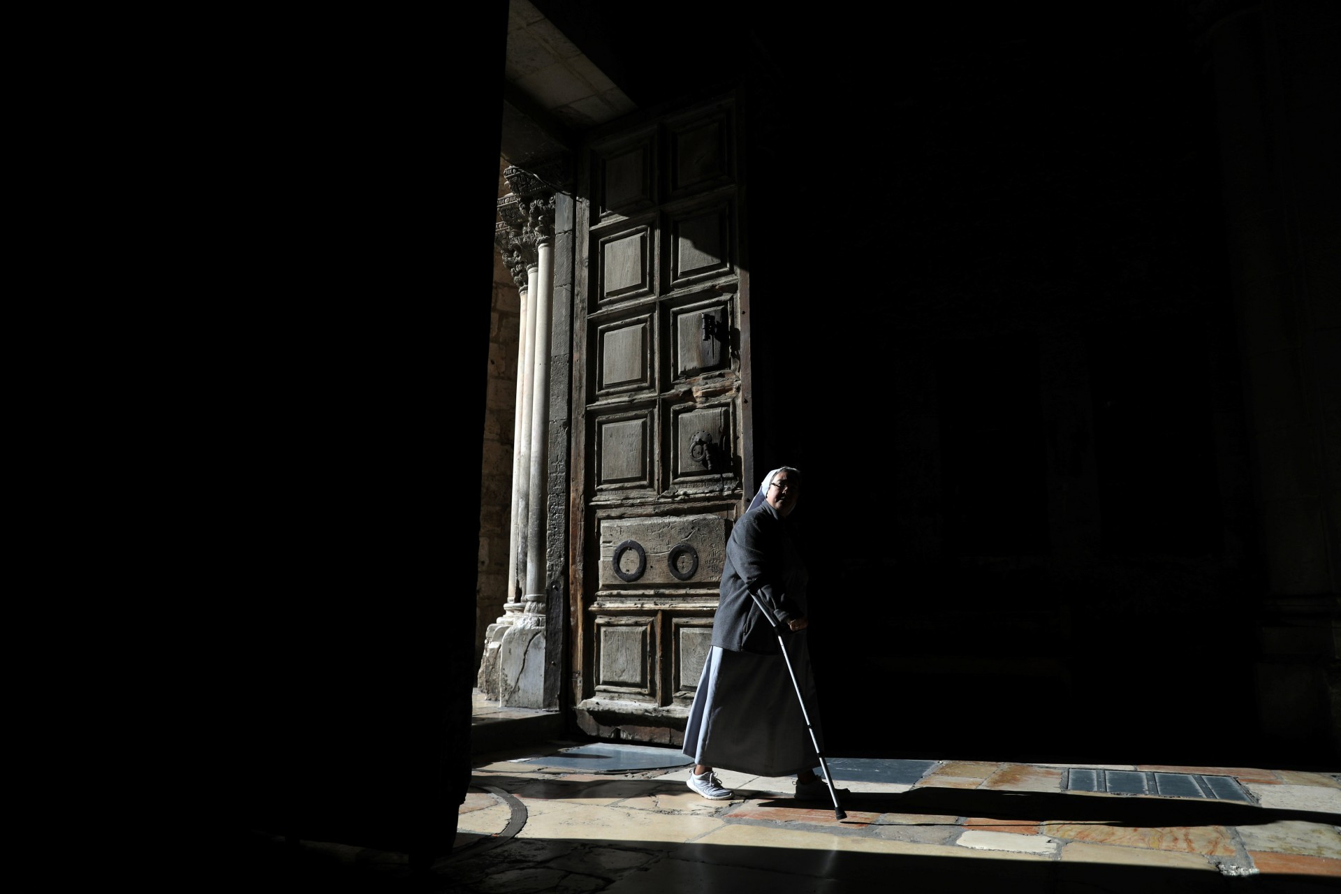Una monja entra a la Iglesia del Santo Sepulcro en la ciudad vieja de Jerusalén, el 11 de diciembre de 2018.