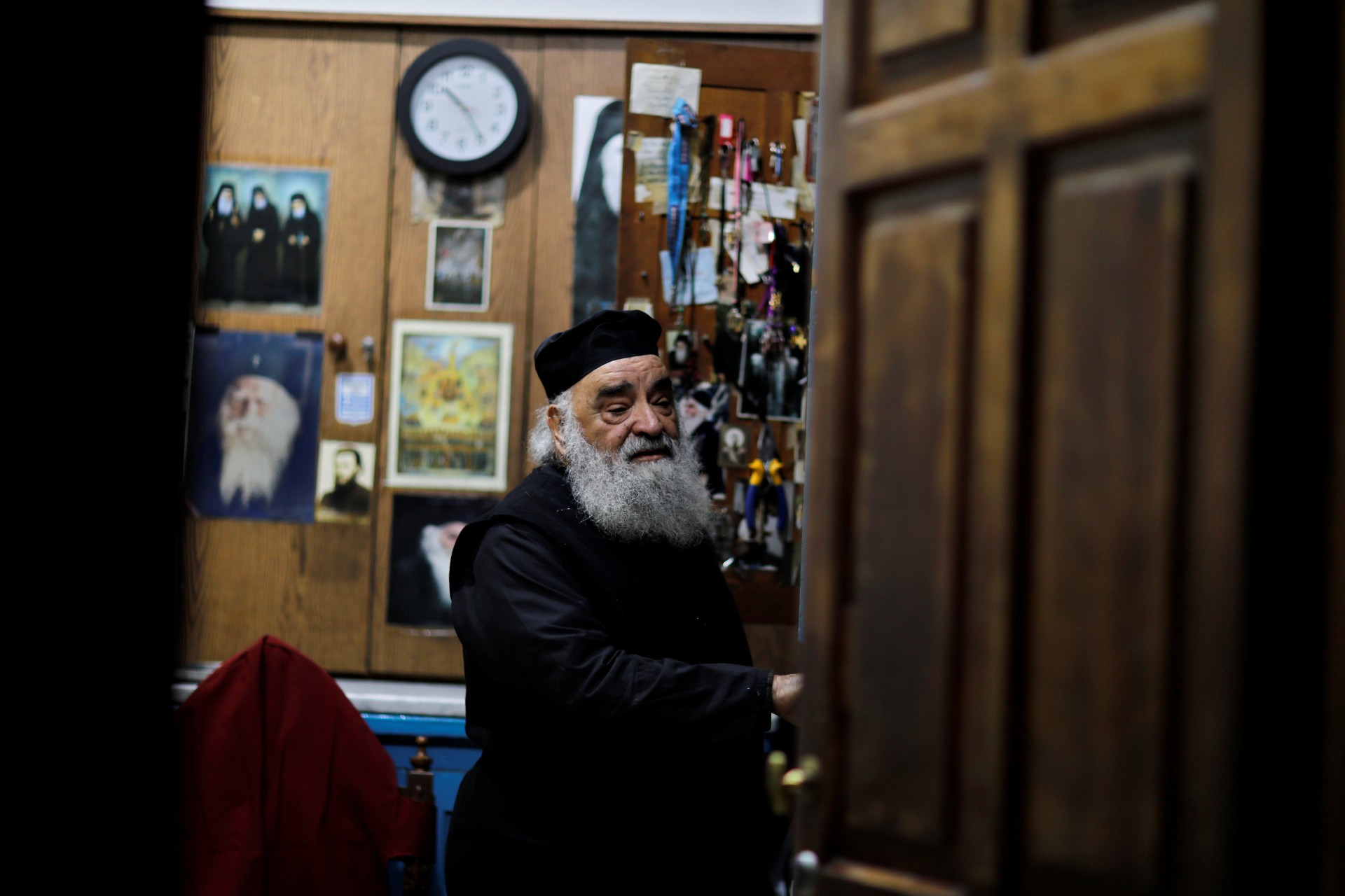Un miembro del clero cristiano ortodoxo se encuentra en una oficina dentro de la Iglesia del Santo Sepulcro en la Ciudad Vieja de Jerusalén, 17 de noviembre de 2018.