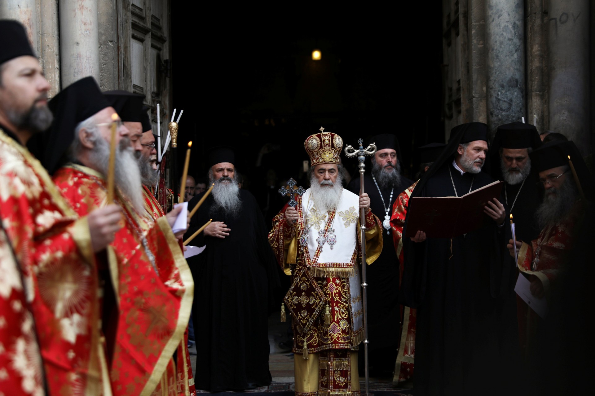 Su Beatitud Theophilos III, el Patriarca de Jerusalén, dirige la ceremonia de Lavado de los Pies fuera de la Iglesia del Santo Sepulcro en la Ciudad Vieja de Jerusalén, el 5 de abril de 2018.