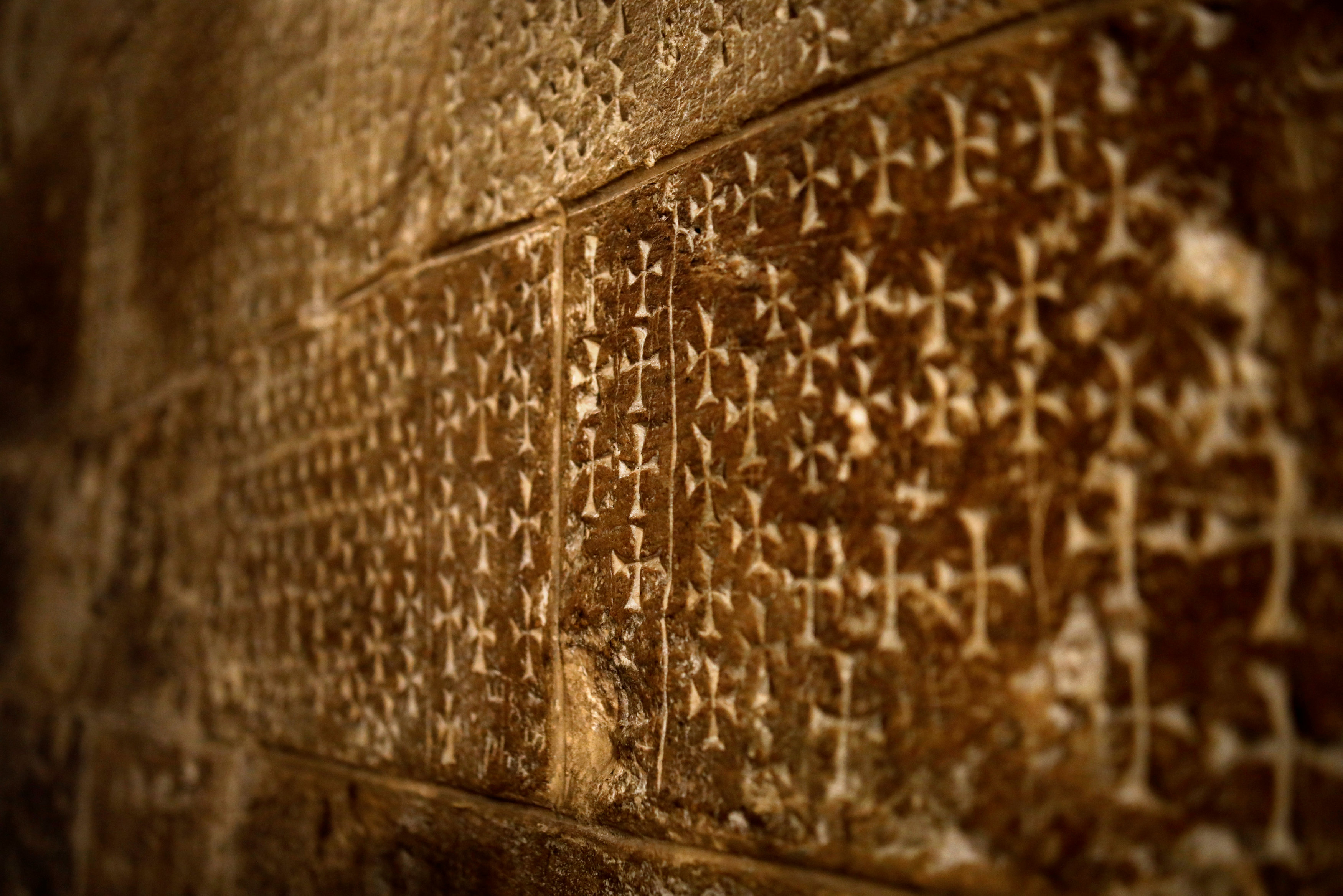 Las cruces talladas en la pared por peregrinos se ven junto a las escaleras que conducen a la Cripta de Santa Elena en la Iglesia del Santo Sepulcro en la Ciudad Vieja de Jerusalén, el 27 de marzo de 2018.