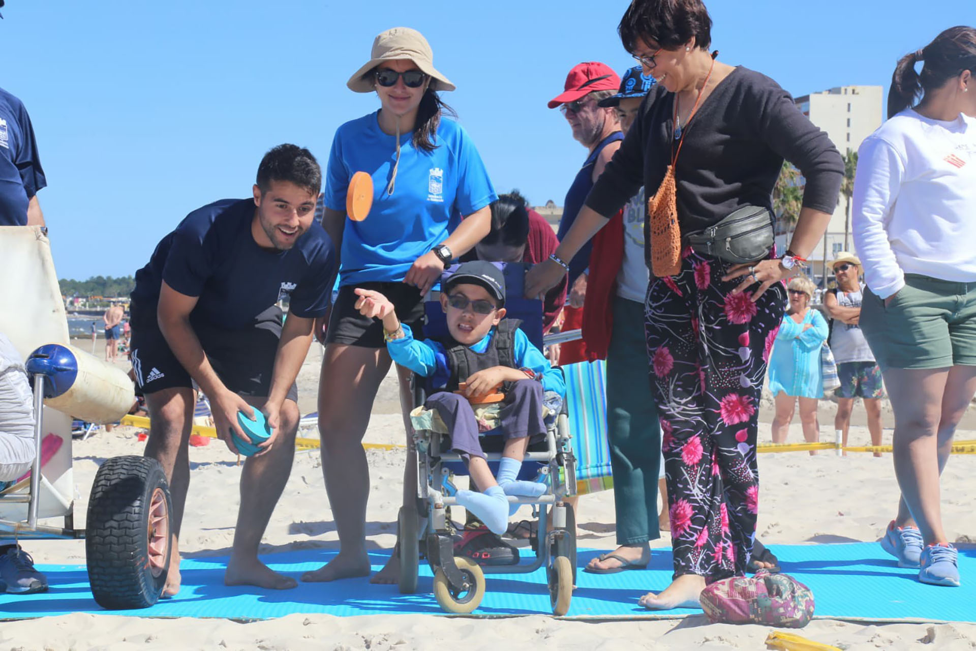 Viviana mira jugar a su hijo Juan Francisco, en la inauguración formal de la playa accesible de Piriápolis