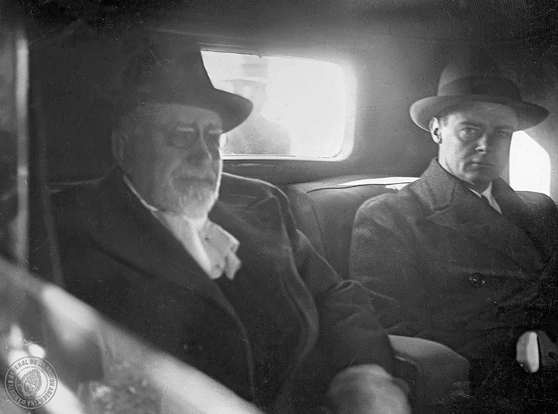 El ministro Federico Pinedo y el senador Lisandro de la Torre yendo a batirse a duelo, 1935. Archivo General