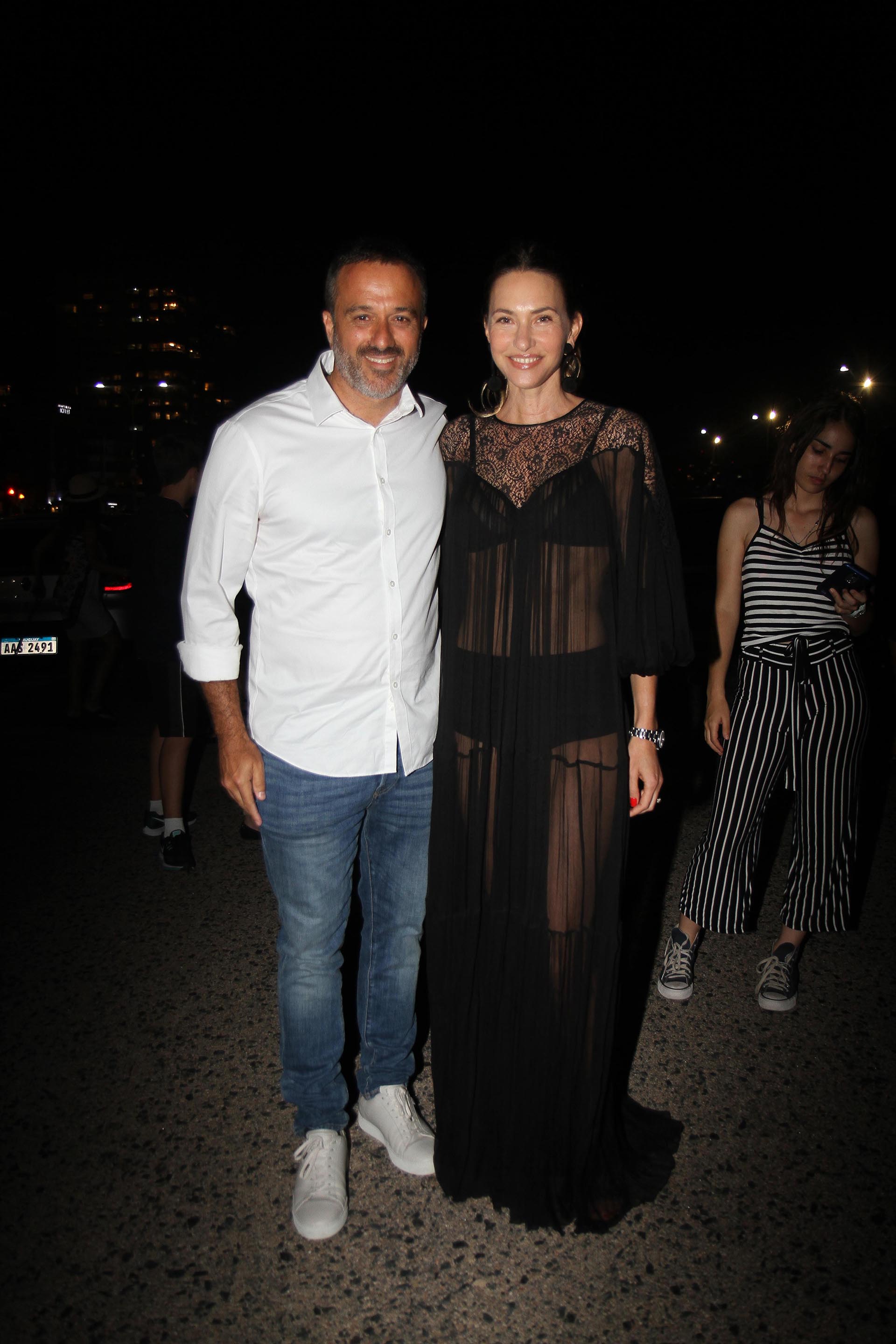 Andrea Bursten y Damián Schuchner. La empresaria se sumó a la onda de las transparencias en negro para la noche esteña