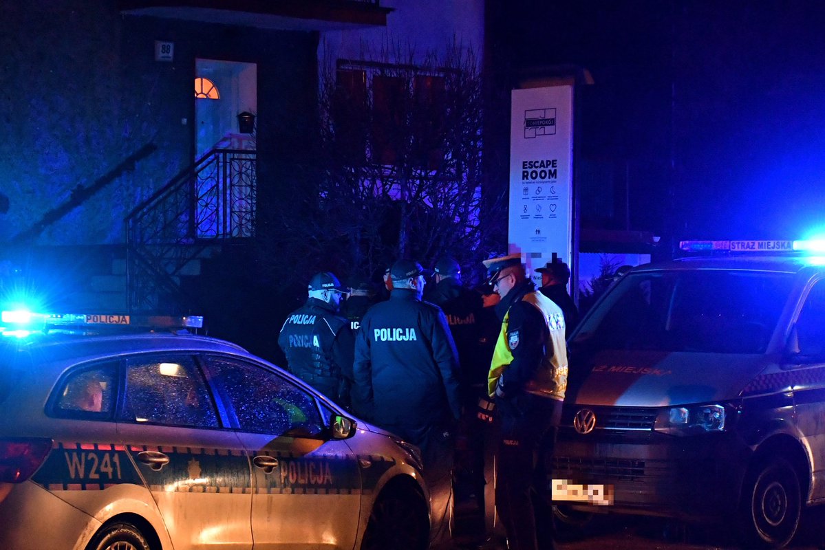 Policías en el lugar del incendio en Koszalin, Polonia