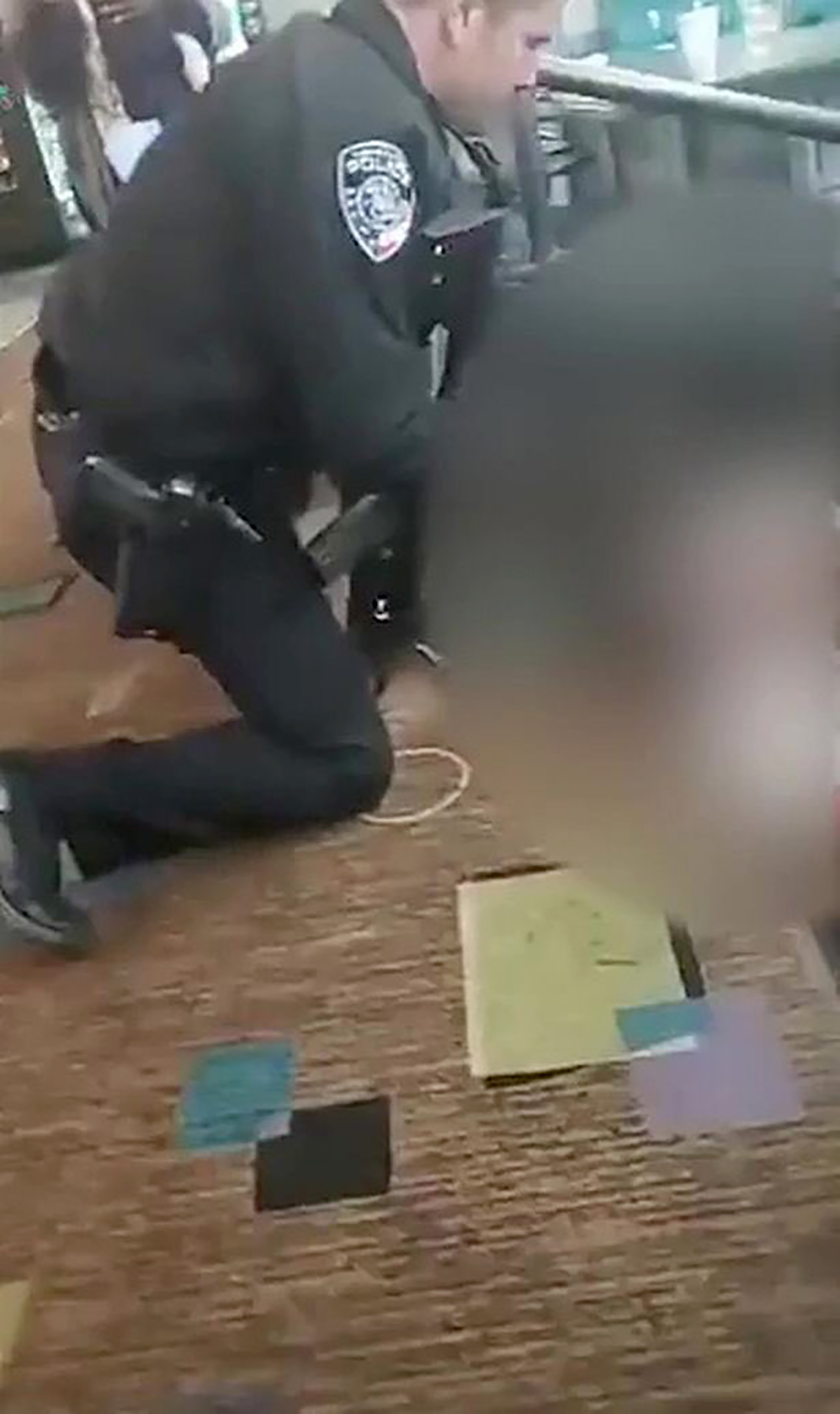 Un policía atiende a una de las víctimas (@bestgug)