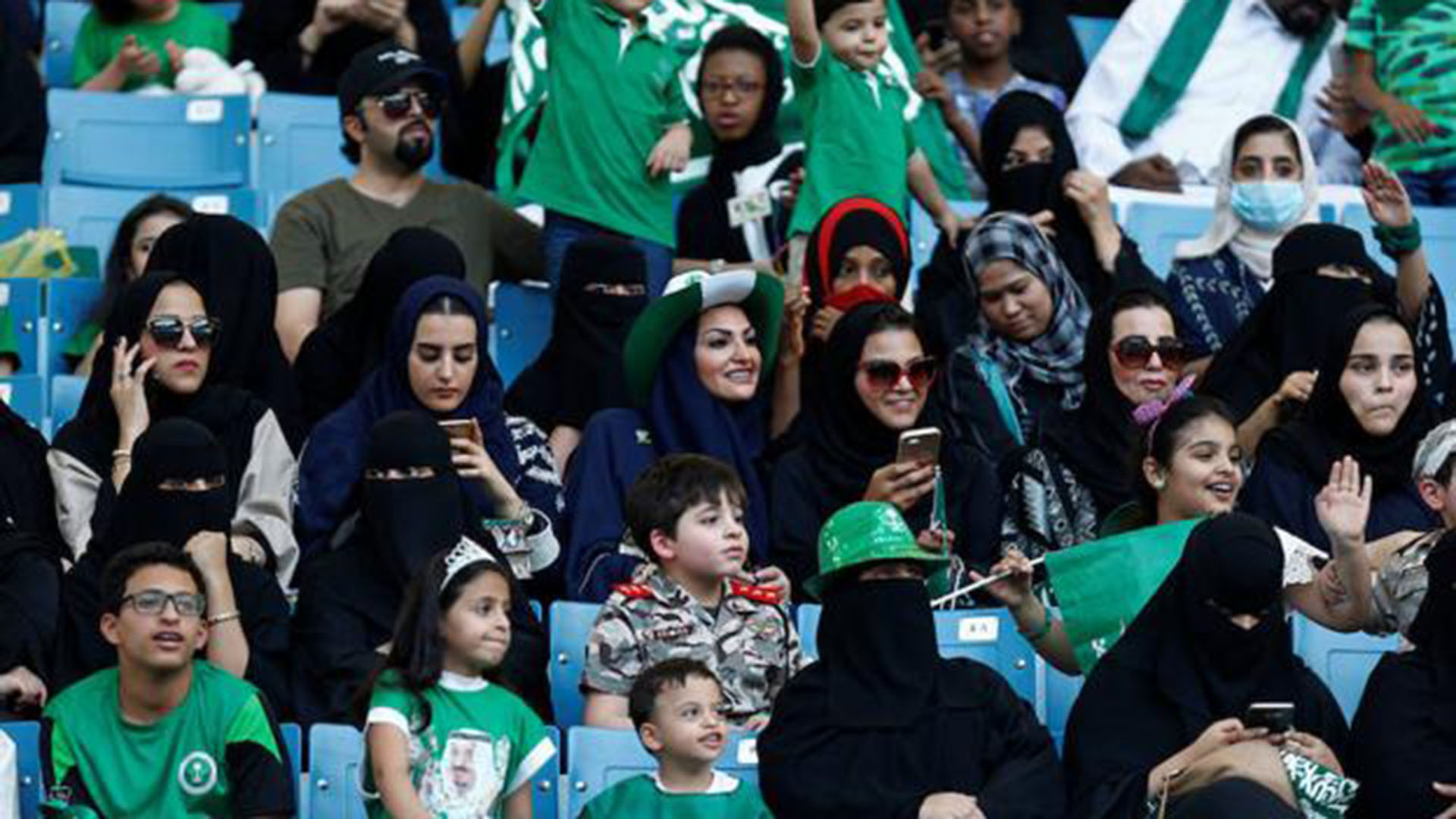 (Reuters) Polémica por el ingreso de las mujeres al estadio