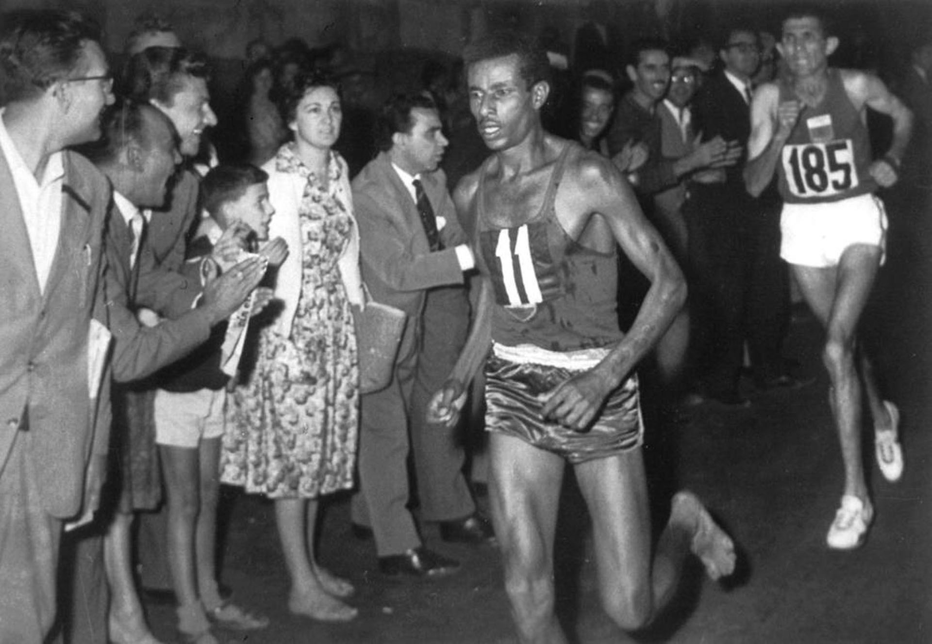 Bikila hizo polvo la maratón de Tokio a pesar de correr sin zapatillas (GrosbyGroup)