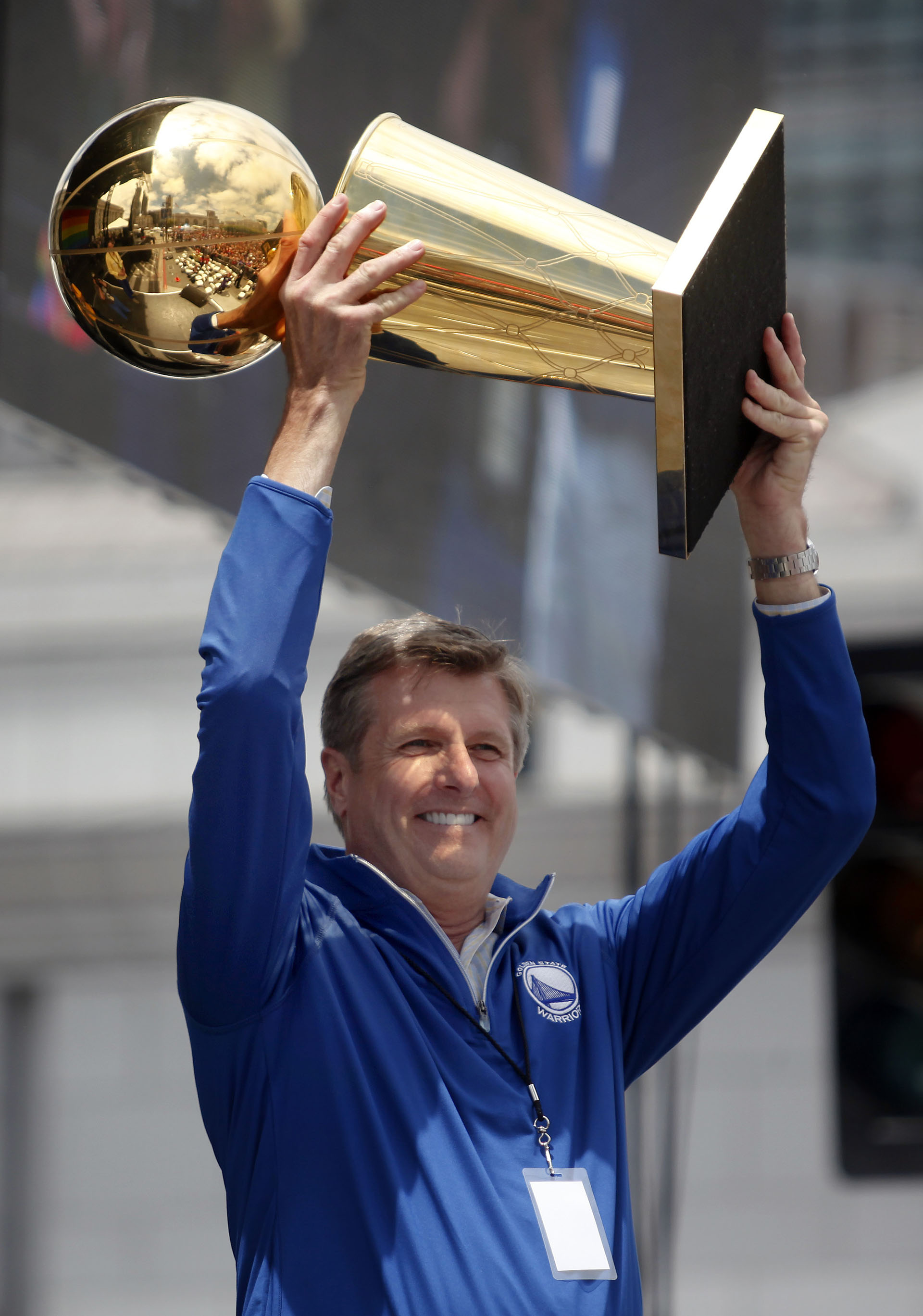 Rick Welts levanta el trofeo de campeón con los Golden State Warriors (Photo by Karl Mondon/Bay Area News Group/TNS)