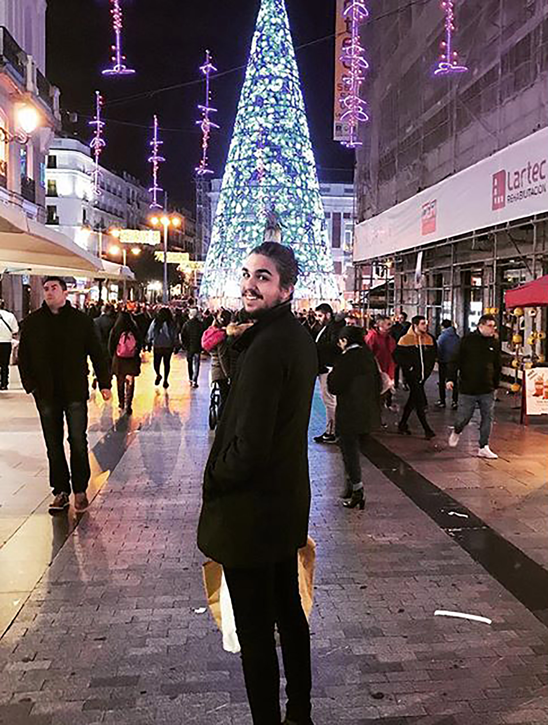Es modelo y disfruta de la buena ropa y los lujos