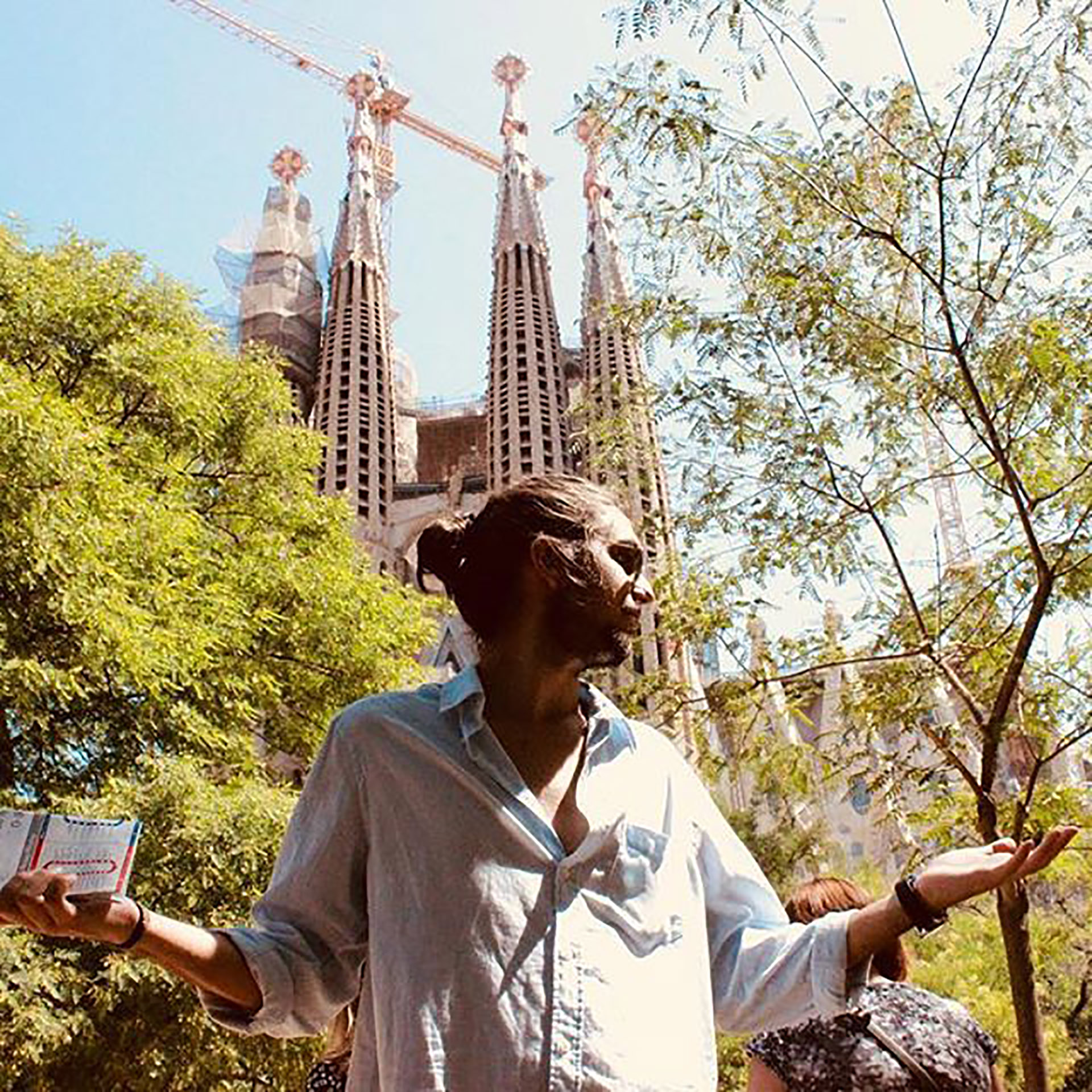 Tony Castro frente a la Sagrada Familia