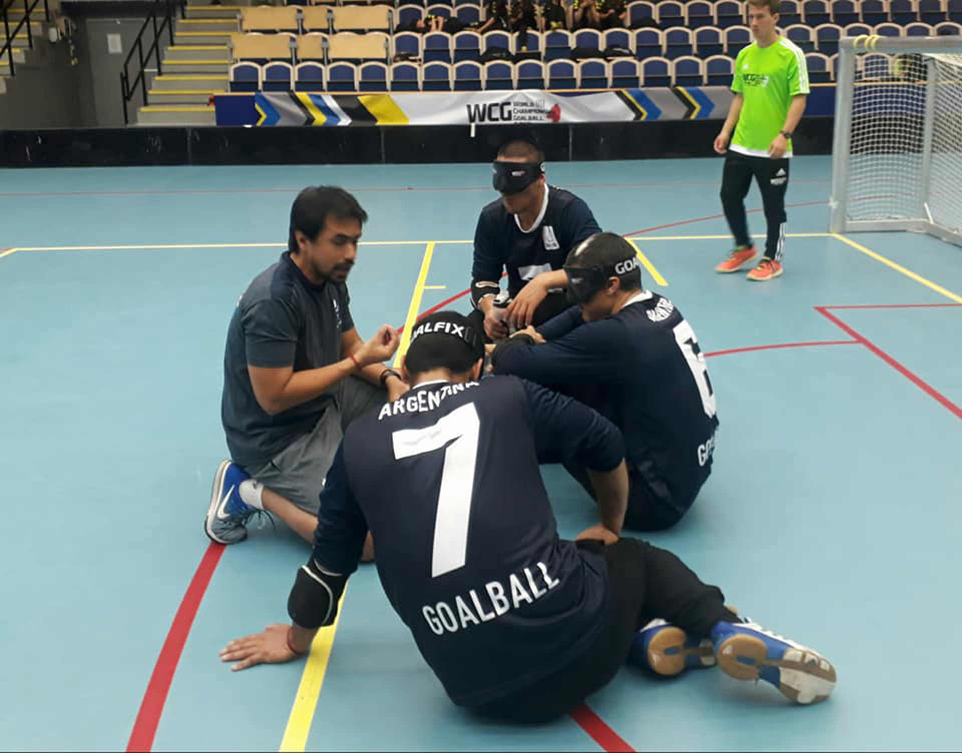 El entrenador Martín Maidana da indicaciones a los jugadores de la Selección