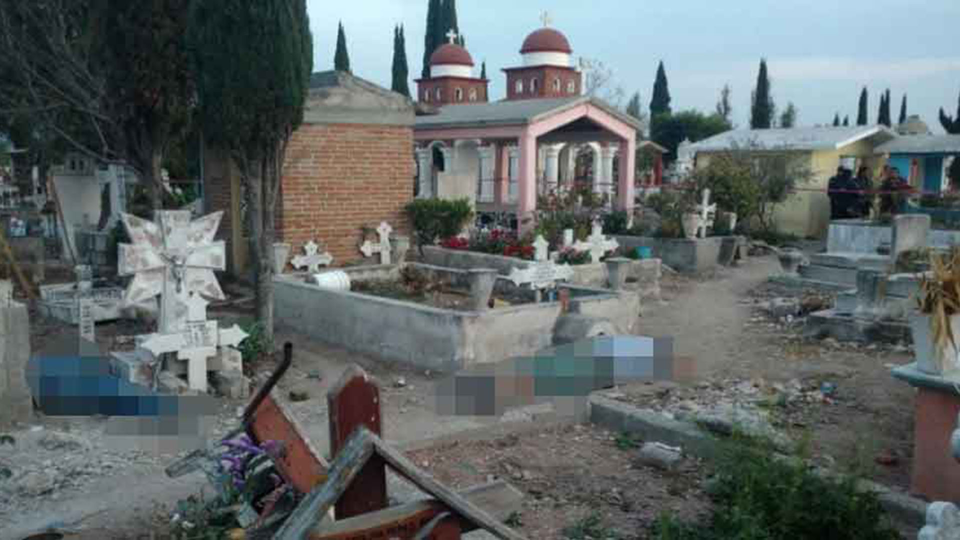 Las víctimas del ataque quedaron tendidas alrededor de la tumba donde “celebraban” el cumpleaños de un muerto. (Foto: Especial)