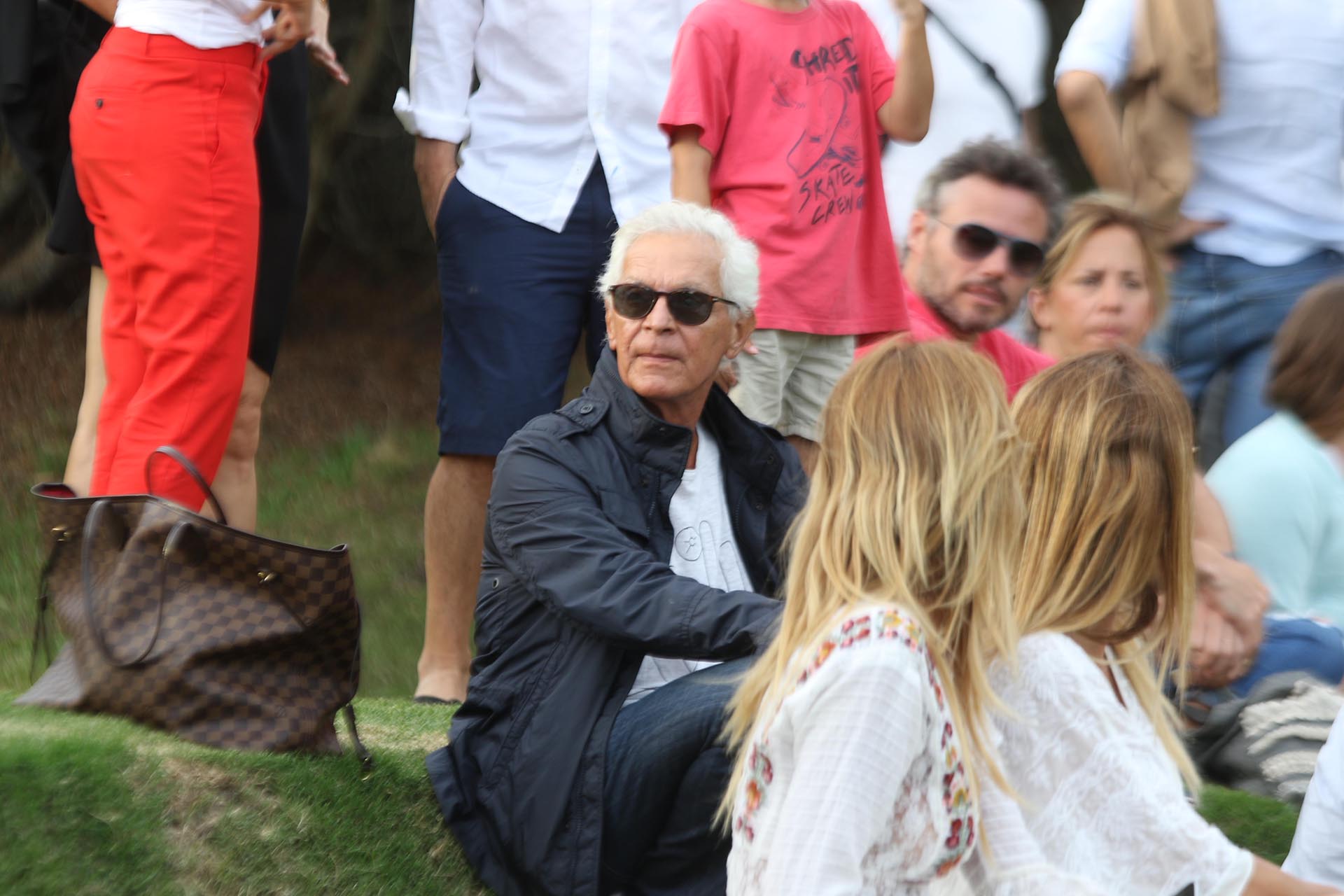 Eduardo Costantini mirando el partido