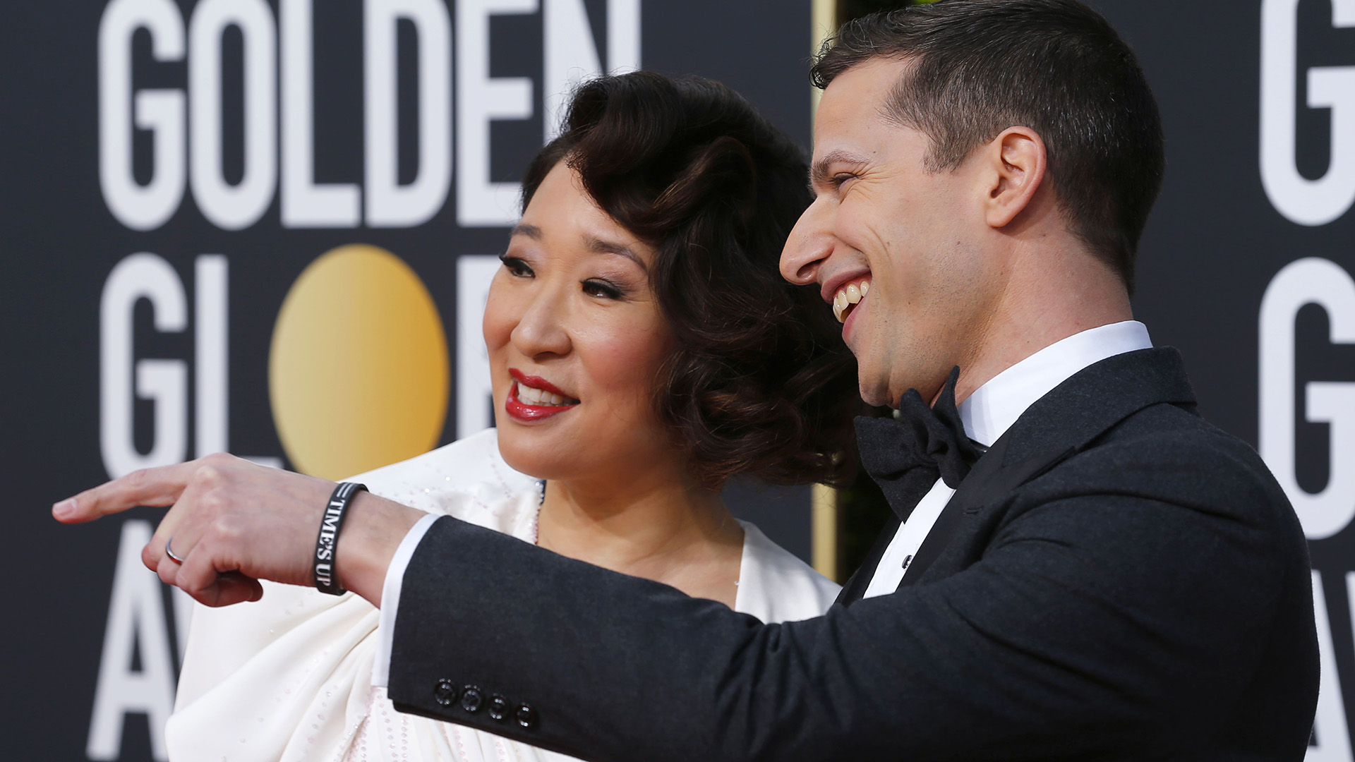 Sandra Oh y Andy Samberg, maestros de la 76a entrega de los Globos de Oro. REUTERS/Mike Blake