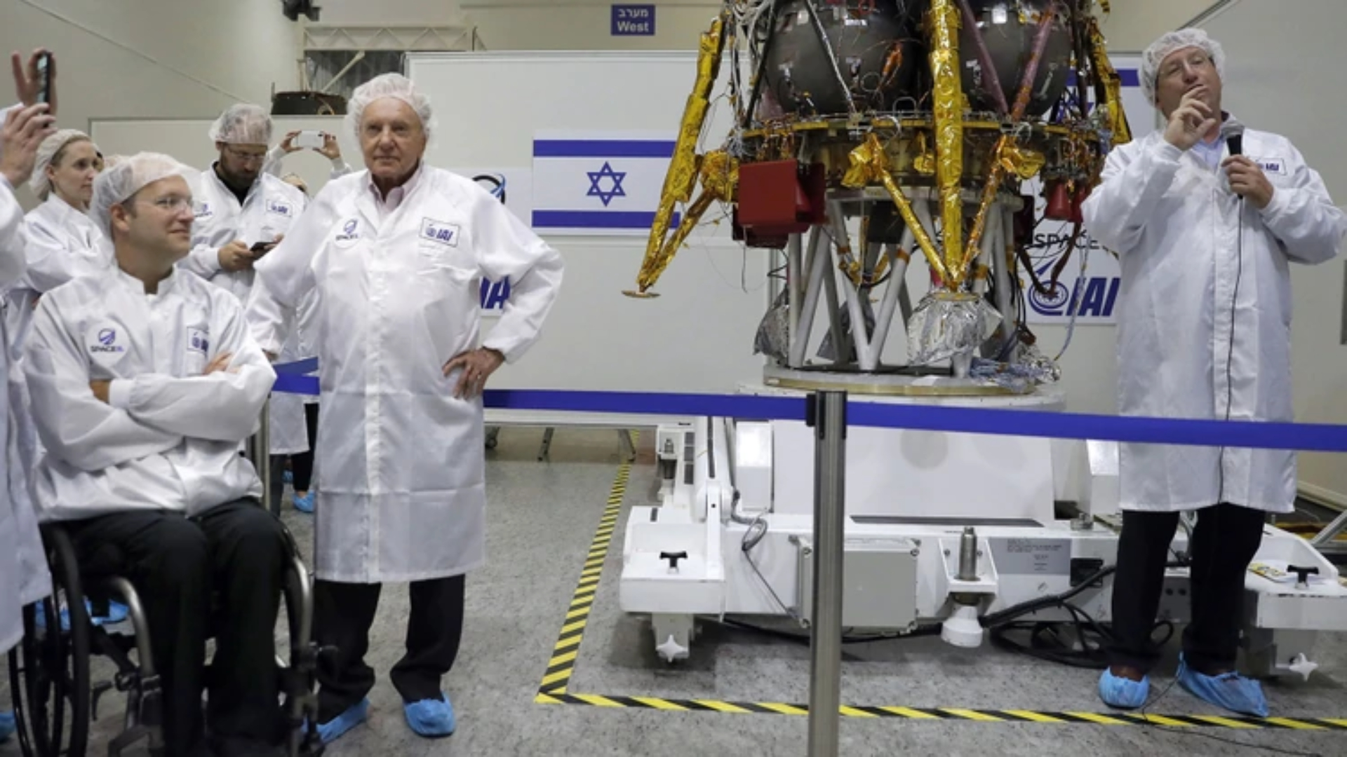 El grupo de científicos israelís al lado de la nave.