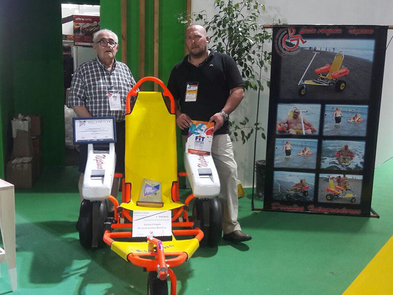 Padre e hijo, Carlos y Gustavo D’Angelo presentaron su silla anfibia en octubre de 2017 en la Feria Internacional del Turismo (FIT) América Latina realizada en la Ciudad de Buenos Aires, invitados por la provincia de Santa Fe