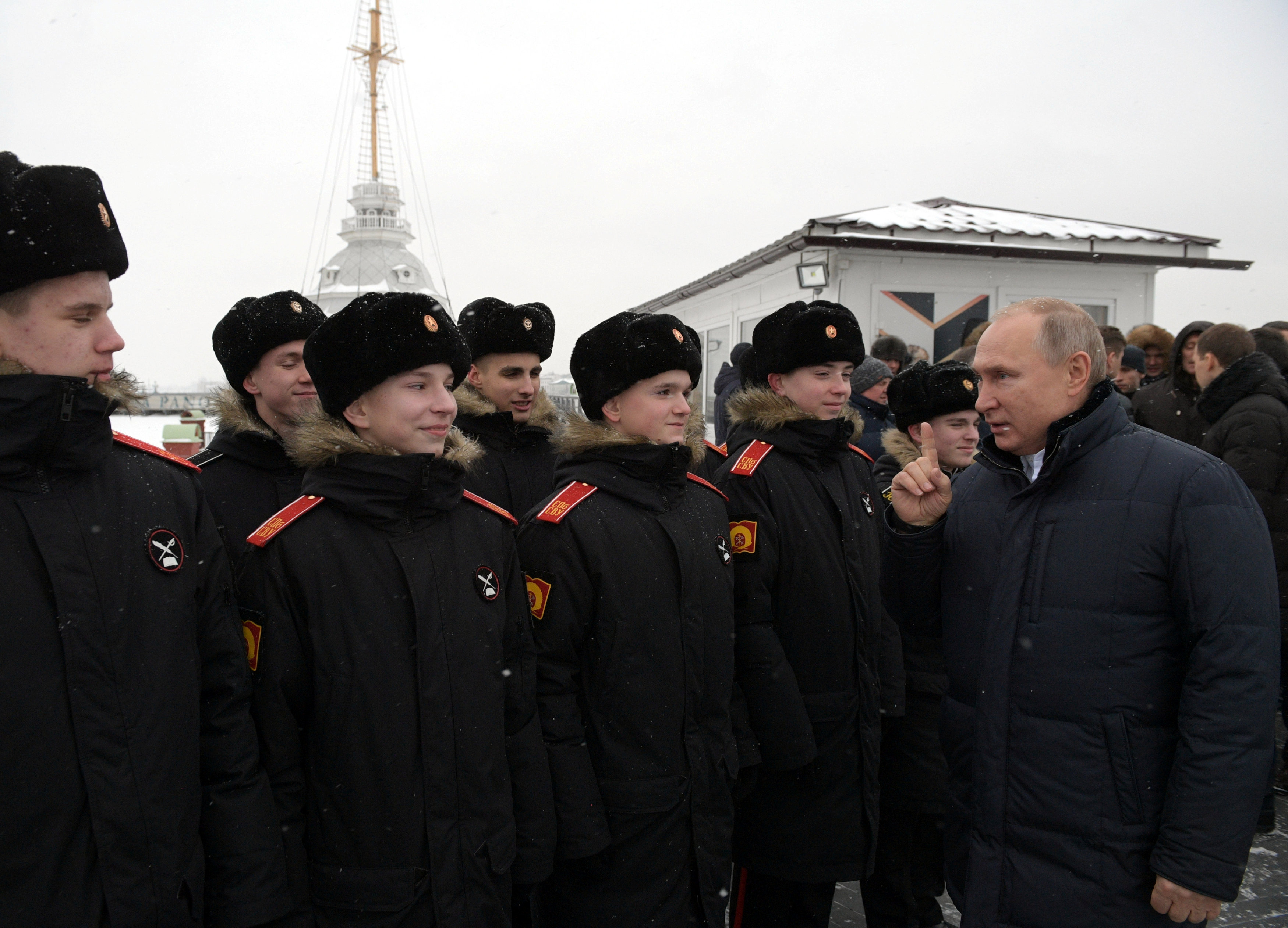 El mandatario saludó a cadetes de la escuela militar Suvorov (Reuters)