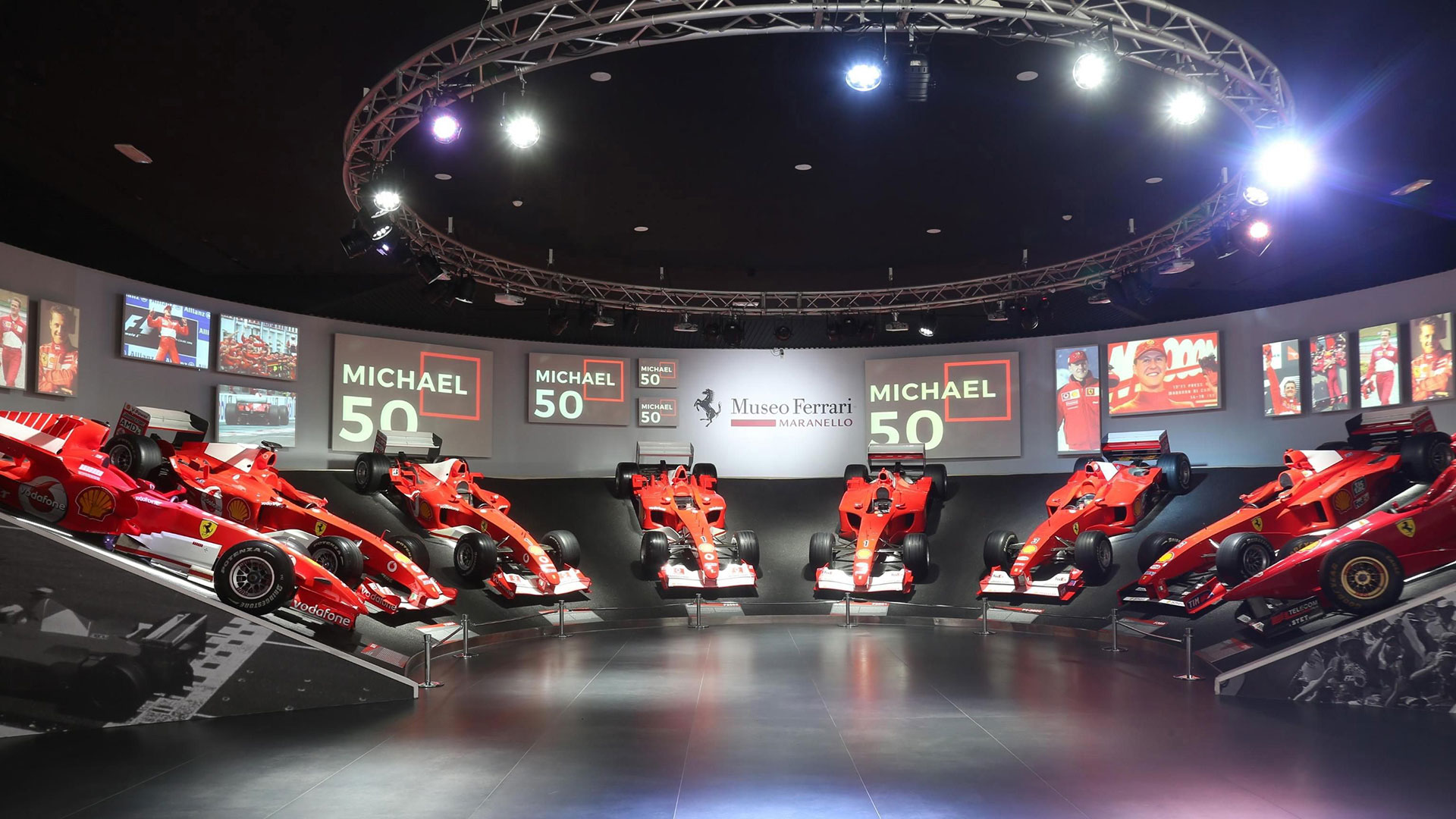 En la Sala de las Victorias los visitantes pueden ver algunos de los más importantes modelos monoplaza de Ferrari que el alemán utilizó a lo largo de sus once años de carrera con esta firma.