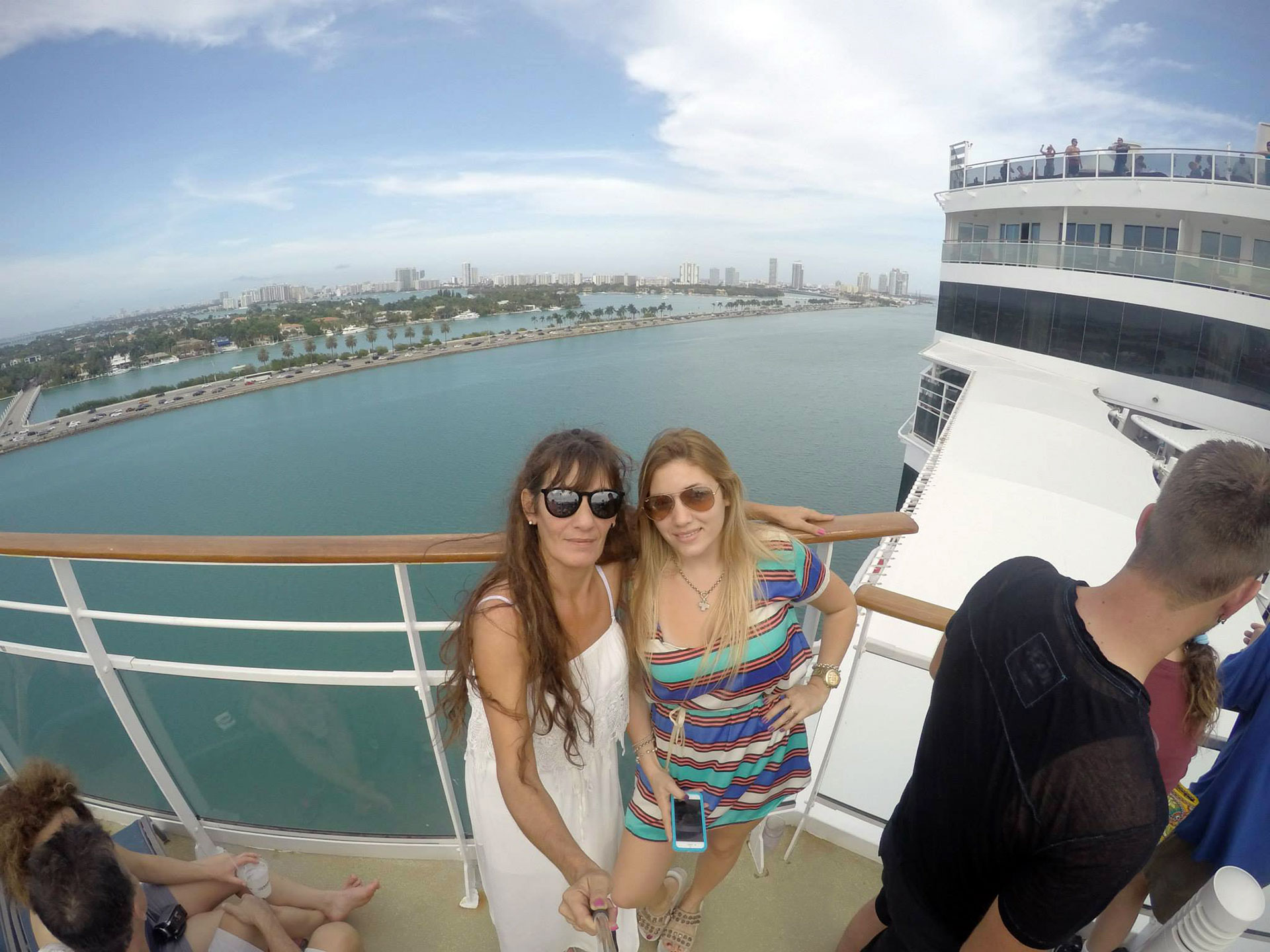 Ana María junto a Celeste, su hija menor, a bordo del crucero que se convirtió en su pesadilla.