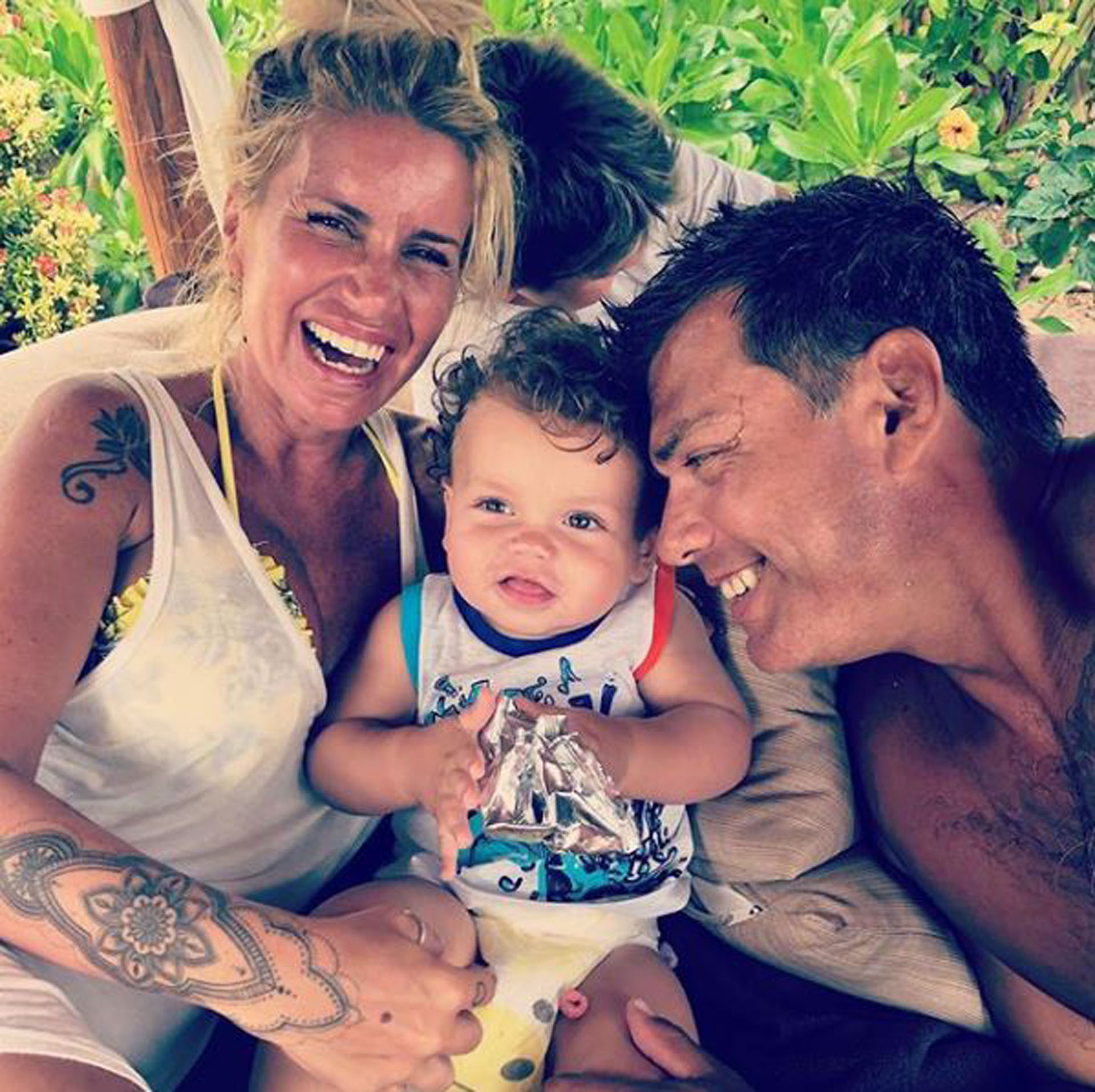 Mamá y papá con su bebé