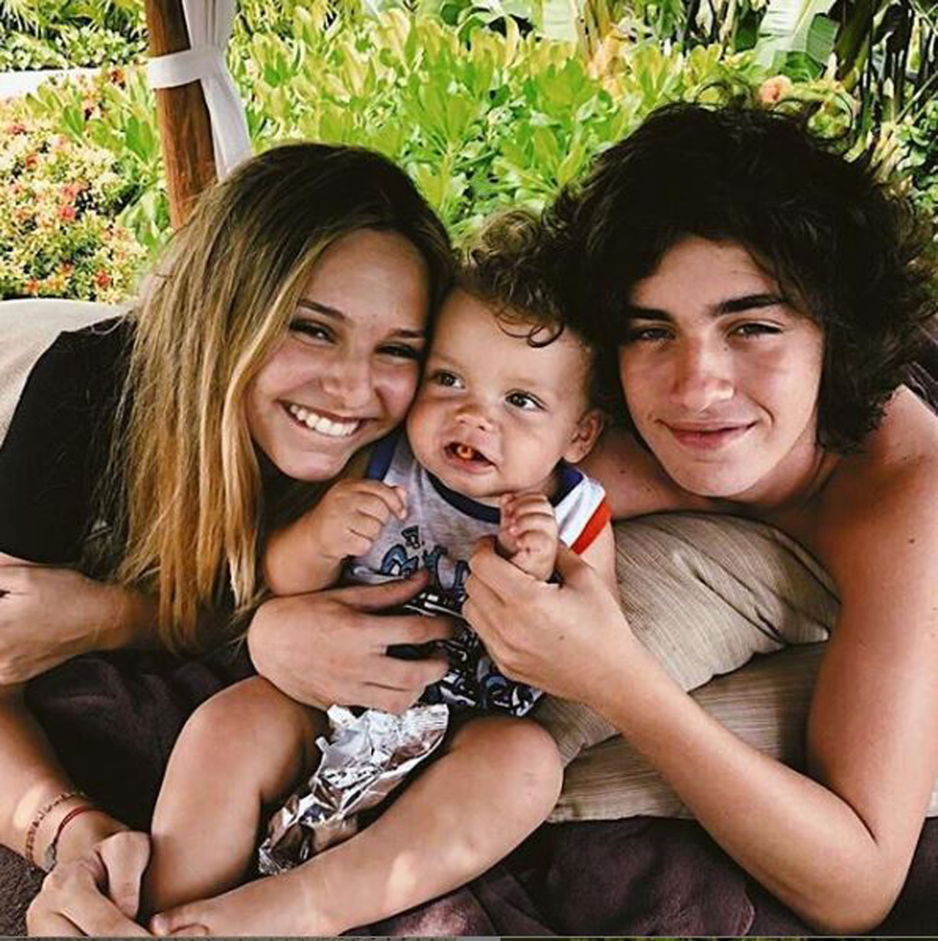 En esta foto están con Felipe, el hijo de Flor Peña con Ramiro Ponce de León