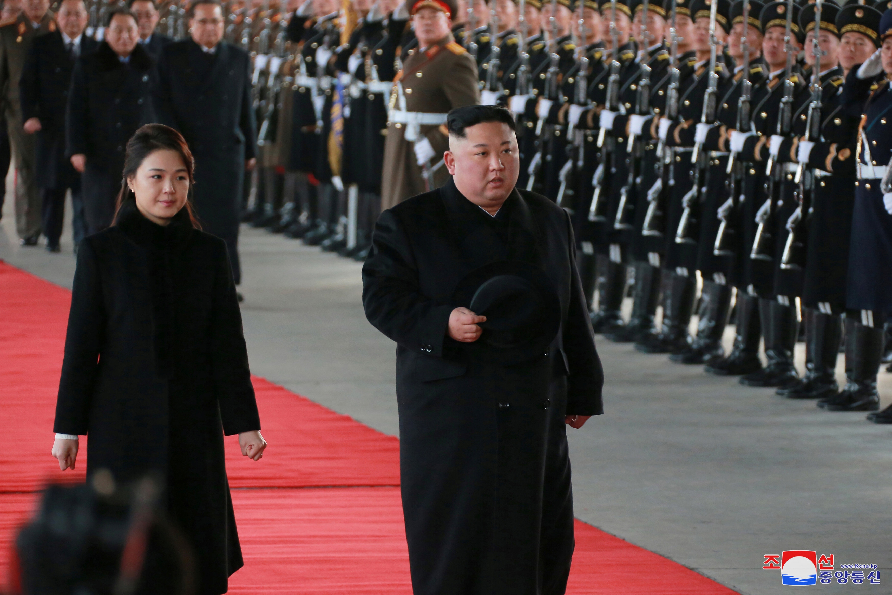 Kim Jong Un y su esposa Ri Sol Ju inspeccionan a las tropas norcoreanas antes de partir hacia China (Reuters)