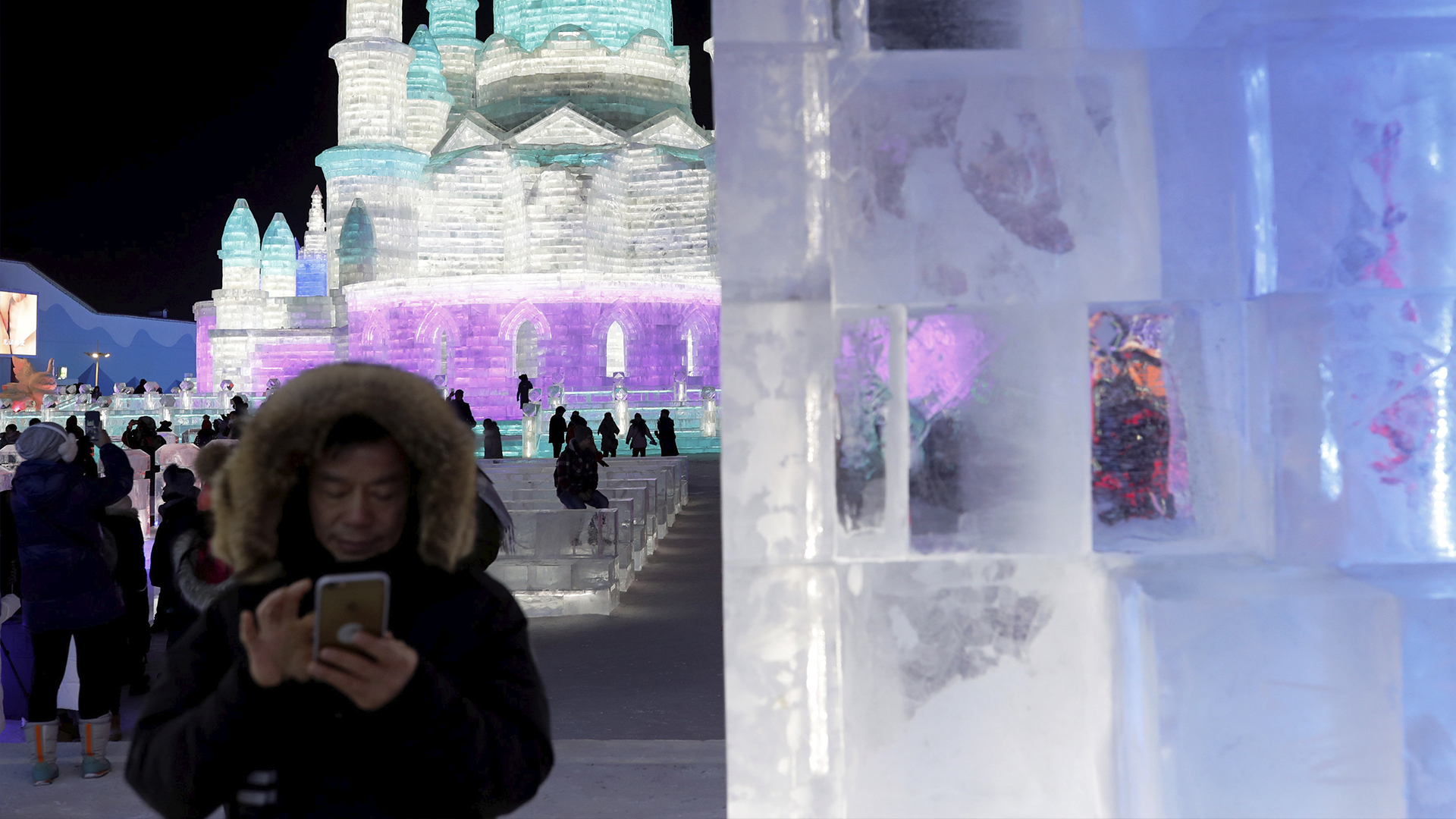 La tecnología que se emplea para la elaboración de las esculturas es muy variada, y va desde el moderno láser al tradicional farol de hielo