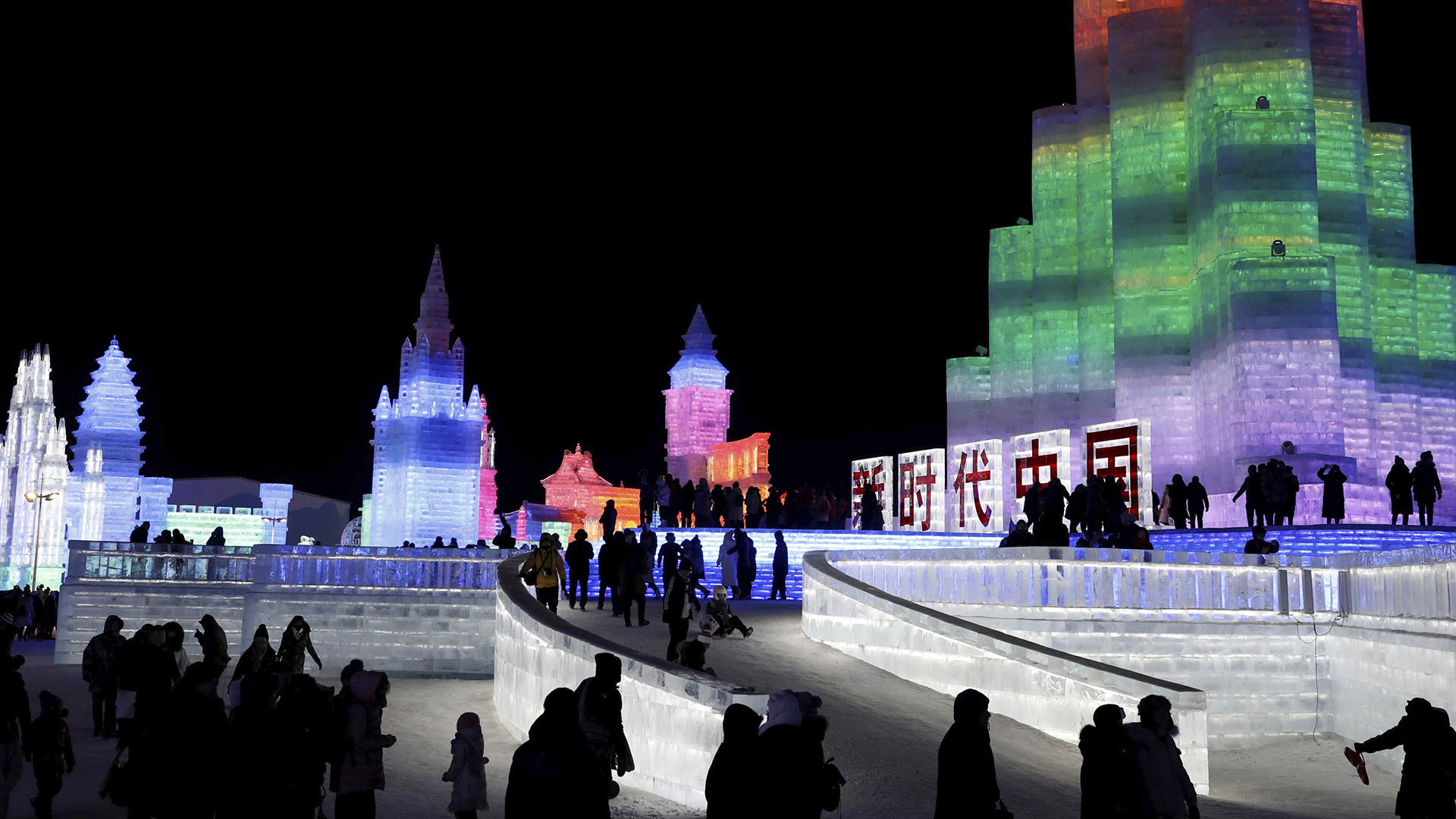 Esculturas de hielo iluminadas por luces de colores se ven en el festival anual de hielo de Harbin (Reuters)